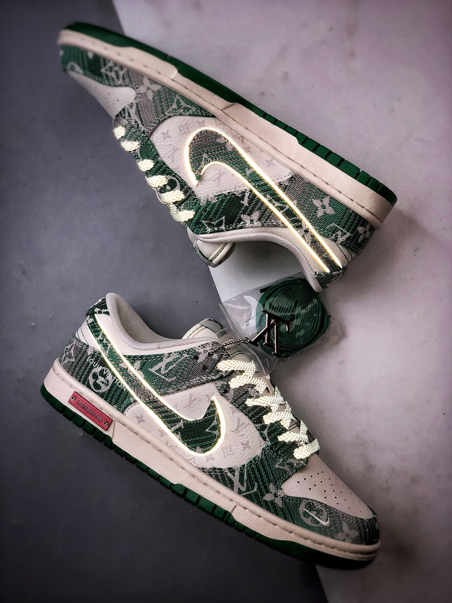 NK Dunk Low Retro ”DIY高端定制” LV老花牛仔白绿 低帮休闲运动板鞋 SC9772-811-莆田鞋,莆田鞋货源,高仿鞋,高仿鞋货源,安福档口,莆田高仿鞋,莆田鞋批发,高仿鞋批发,莆田高仿运动鞋,高仿运动鞋,莆田运动鞋 NK Dunk Low Retro ”DIY高端定制” LV老花牛仔白绿 低帮休闲运动板鞋 SC9772-811