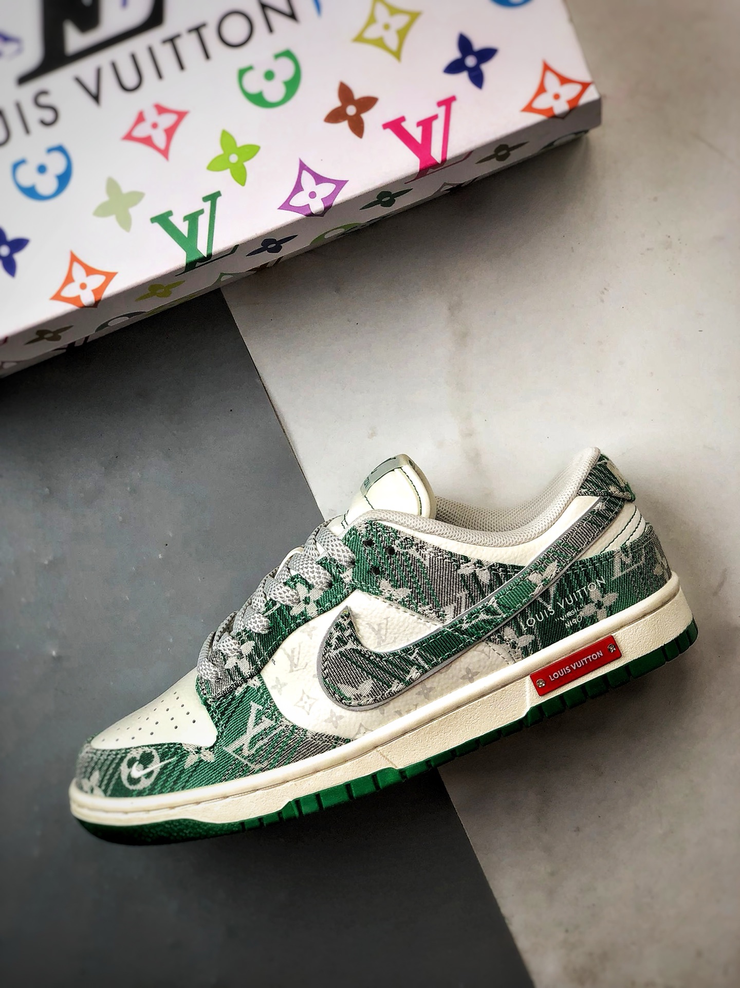 NK Dunk Low Retro ”DIY高端定制” LV老花牛仔白绿 低帮休闲运动板鞋 SC9772-811-莆田鞋,莆田鞋货源,高仿鞋,高仿鞋货源,安福档口,莆田高仿鞋,莆田鞋批发,高仿鞋批发,莆田高仿运动鞋,高仿运动鞋,莆田运动鞋 NK Dunk Low Retro ”DIY高端定制” LV老花牛仔白绿 低帮休闲运动板鞋 SC9772-811