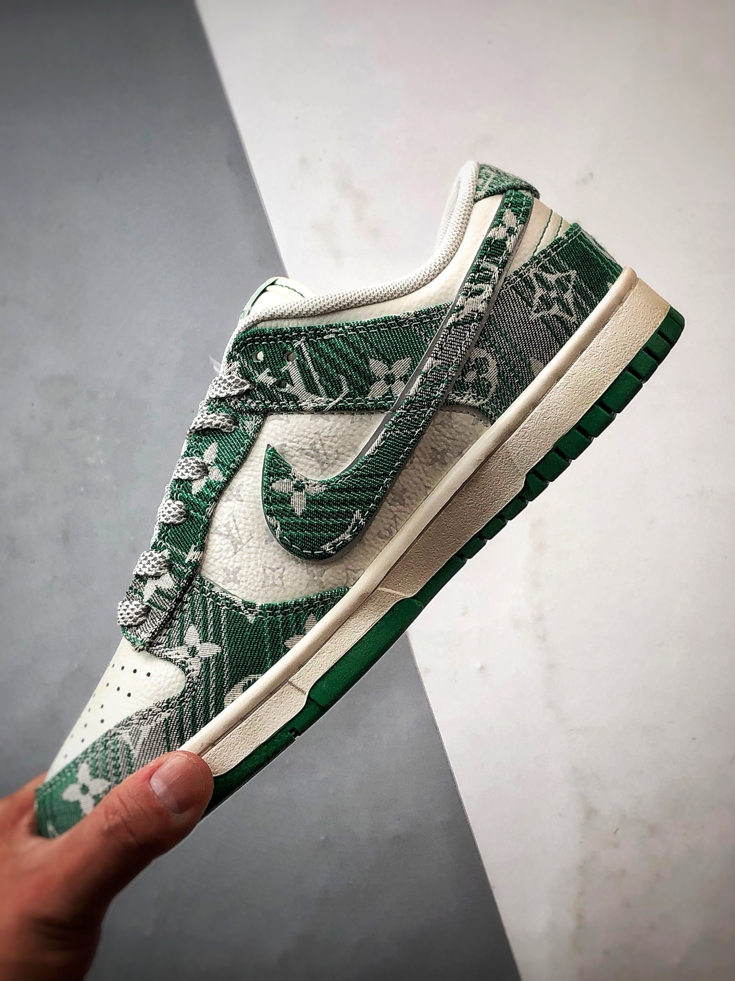 NK Dunk Low Retro ”DIY高端定制” LV老花牛仔白绿 低帮休闲运动板鞋 SC9772-811-莆田鞋,莆田鞋货源,高仿鞋,高仿鞋货源,安福档口,莆田高仿鞋,莆田鞋批发,高仿鞋批发,莆田高仿运动鞋,高仿运动鞋,莆田运动鞋 NK Dunk Low Retro ”DIY高端定制” LV老花牛仔白绿 低帮休闲运动板鞋 SC9772-811