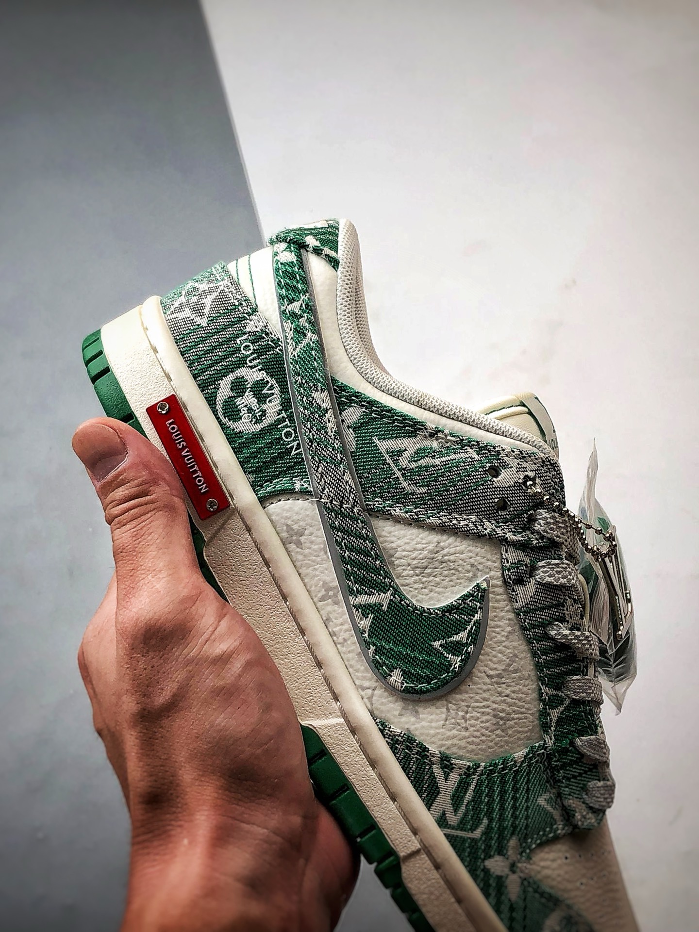NK Dunk Low Retro ”DIY高端定制” LV老花牛仔白绿 低帮休闲运动板鞋 SC9772-811-莆田鞋,莆田鞋货源,高仿鞋,高仿鞋货源,安福档口,莆田高仿鞋,莆田鞋批发,高仿鞋批发,莆田高仿运动鞋,高仿运动鞋,莆田运动鞋 NK Dunk Low Retro ”DIY高端定制” LV老花牛仔白绿 低帮休闲运动板鞋 SC9772-811