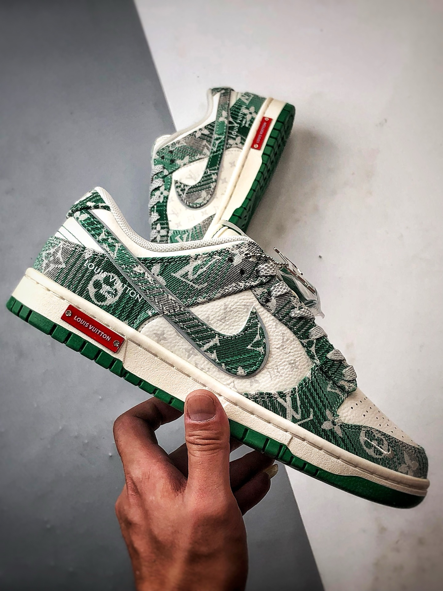 NK Dunk Low Retro ”DIY高端定制” LV老花牛仔白绿 低帮休闲运动板鞋 SC9772-811-莆田鞋,莆田鞋货源,高仿鞋,高仿鞋货源,安福档口,莆田高仿鞋,莆田鞋批发,高仿鞋批发,莆田高仿运动鞋,高仿运动鞋,莆田运动鞋 NK Dunk Low Retro ”DIY高端定制” LV老花牛仔白绿 低帮休闲运动板鞋 SC9772-811