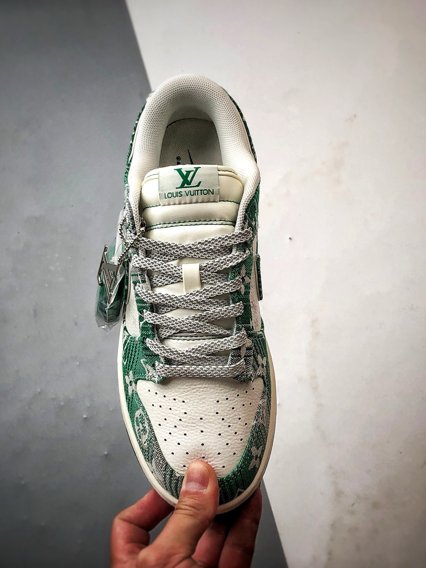 NK Dunk Low Retro ”DIY高端定制” LV老花牛仔白绿 低帮休闲运动板鞋 SC9772-811-莆田鞋,莆田鞋货源,高仿鞋,高仿鞋货源,安福档口,莆田高仿鞋,莆田鞋批发,高仿鞋批发,莆田高仿运动鞋,高仿运动鞋,莆田运动鞋 NK Dunk Low Retro ”DIY高端定制” LV老花牛仔白绿 低帮休闲运动板鞋 SC9772-811