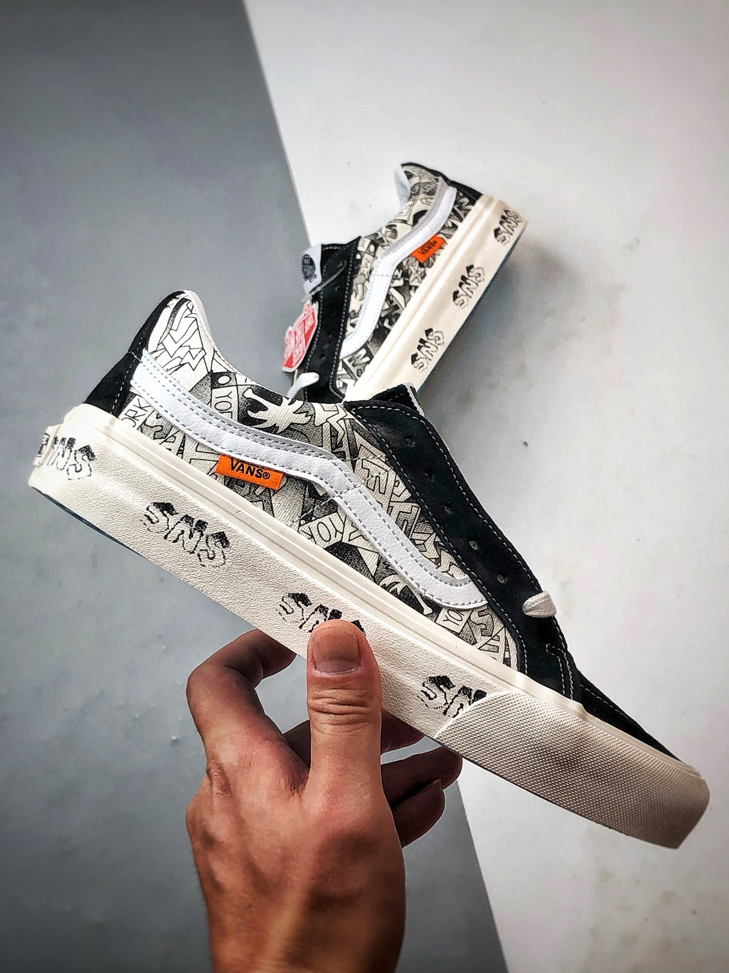 170 Vans Sk8-Low x SNS 黑白涂鸦 万斯官方 联名款低帮休闲帆布鞋-Chinese UA Cheap High Quatity Brand Clothes Bags handbags Sneakers wholesale wholesaler seller from China Factory suppliers Fashion Clothing Shoes best Quality Beautiful Price 170 Vans Sk8-Low x SNS 黑白涂鸦 万斯官方 联名款低帮休闲帆布鞋