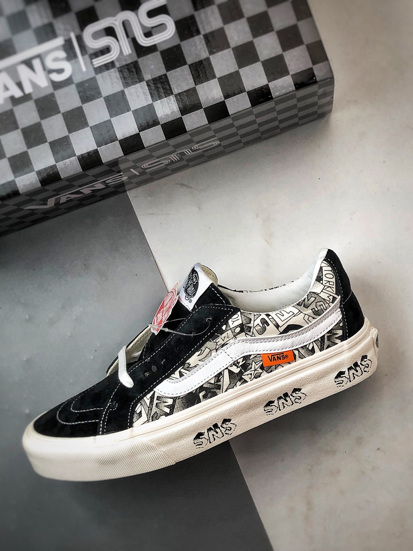 170 Vans Sk8-Low x SNS 黑白涂鸦 万斯官方 联名款低帮休闲帆布鞋-Chinese UA Cheap High Quatity Brand Clothes Bags handbags Sneakers wholesale wholesaler seller from China Factory suppliers Fashion Clothing Shoes best Quality Beautiful Price 170 Vans Sk8-Low x SNS 黑白涂鸦 万斯官方 联名款低帮休闲帆布鞋
