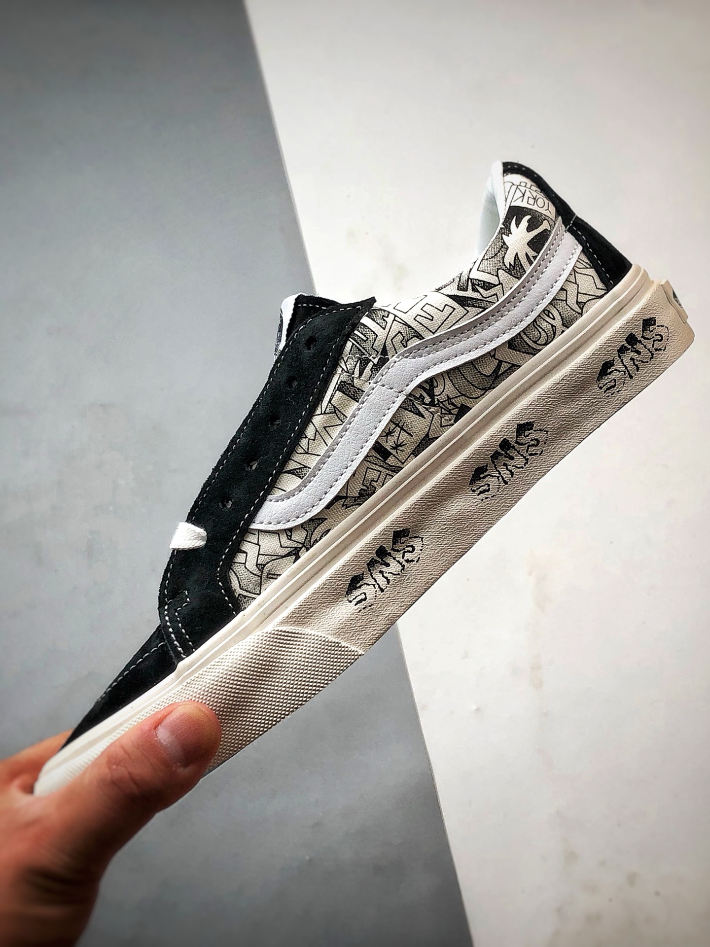 170 Vans Sk8-Low x SNS 黑白涂鸦 万斯官方 联名款低帮休闲帆布鞋-Chinese UA Cheap High Quatity Brand Clothes Bags handbags Sneakers wholesale wholesaler seller from China Factory suppliers Fashion Clothing Shoes best Quality Beautiful Price 170 Vans Sk8-Low x SNS 黑白涂鸦 万斯官方 联名款低帮休闲帆布鞋
