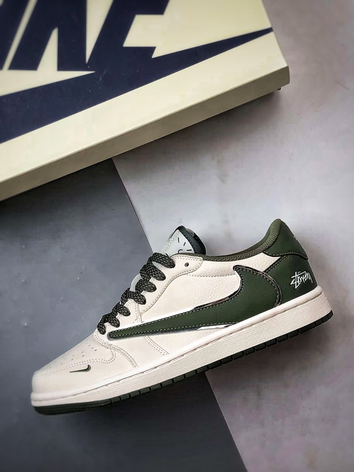 300 Air Jordan 1 Low OG ”高端定制” 斯图西米白绿倒钩 ST5696-263