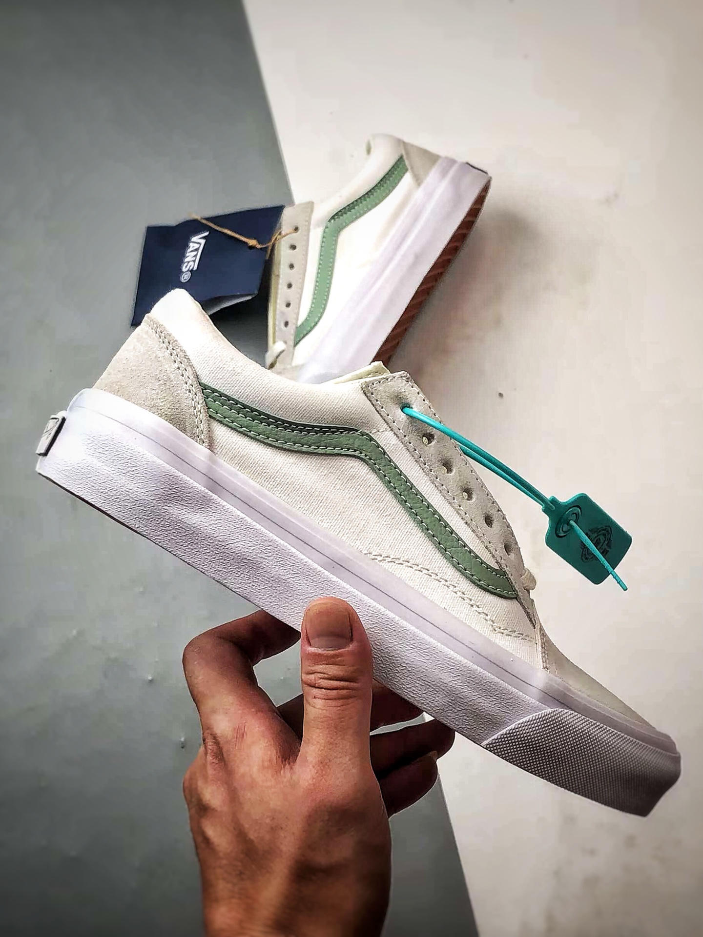 💰130 毒版公司货 【VAN】Vans Premium Old Skool 白绿 万斯官方 全新VPS高阶支线低帮帆布鞋 继承了VANS VAULT OG以及 VANS 安纳海姆的复古属性 完善鞋身结构并提升脚感 从鞋型和贴合度方面重塑鞋款 可抽取活动鞋垫使脚感更舒适 货号:VN000D56ESK 尺码:35 36 36.5 37 38 38.5 39 40 40.5 41 42 42.5 43 44