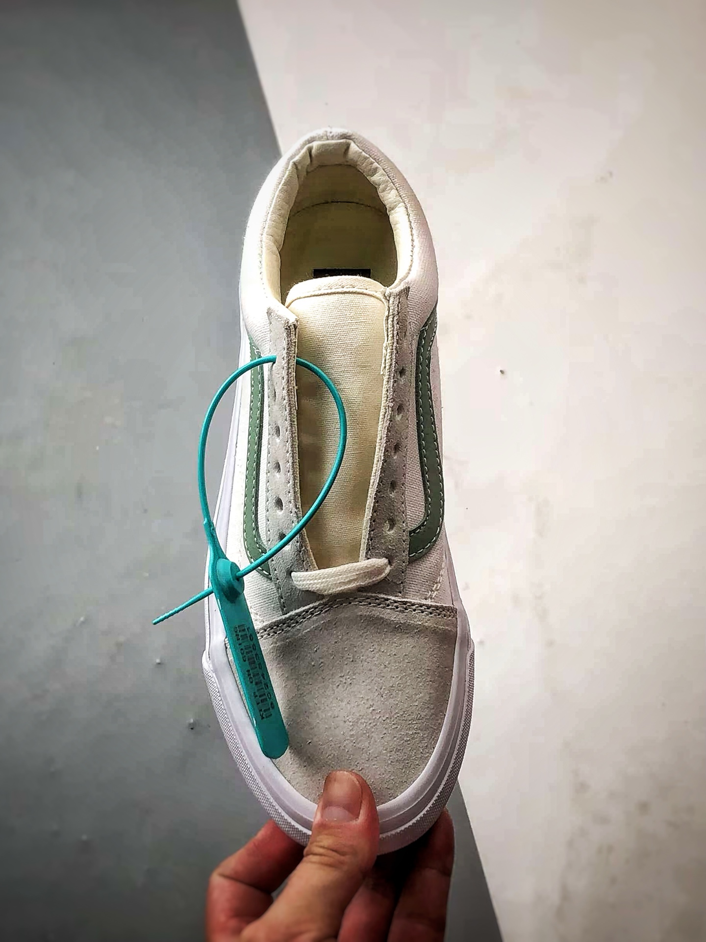 💰130 毒版公司货 【VAN】Vans Premium Old Skool 白绿 万斯官方 全新VPS高阶支线低帮帆布鞋 继承了VANS VAULT OG以及 VANS 安纳海姆的复古属性 完善鞋身结构并提升脚感 从鞋型和贴合度方面重塑鞋款 可抽取活动鞋垫使脚感更舒适 货号：VN000D56ESK 尺码：35 36 36.5 37 38 38.5 39 40 40.5 41 42 42.5 43 44