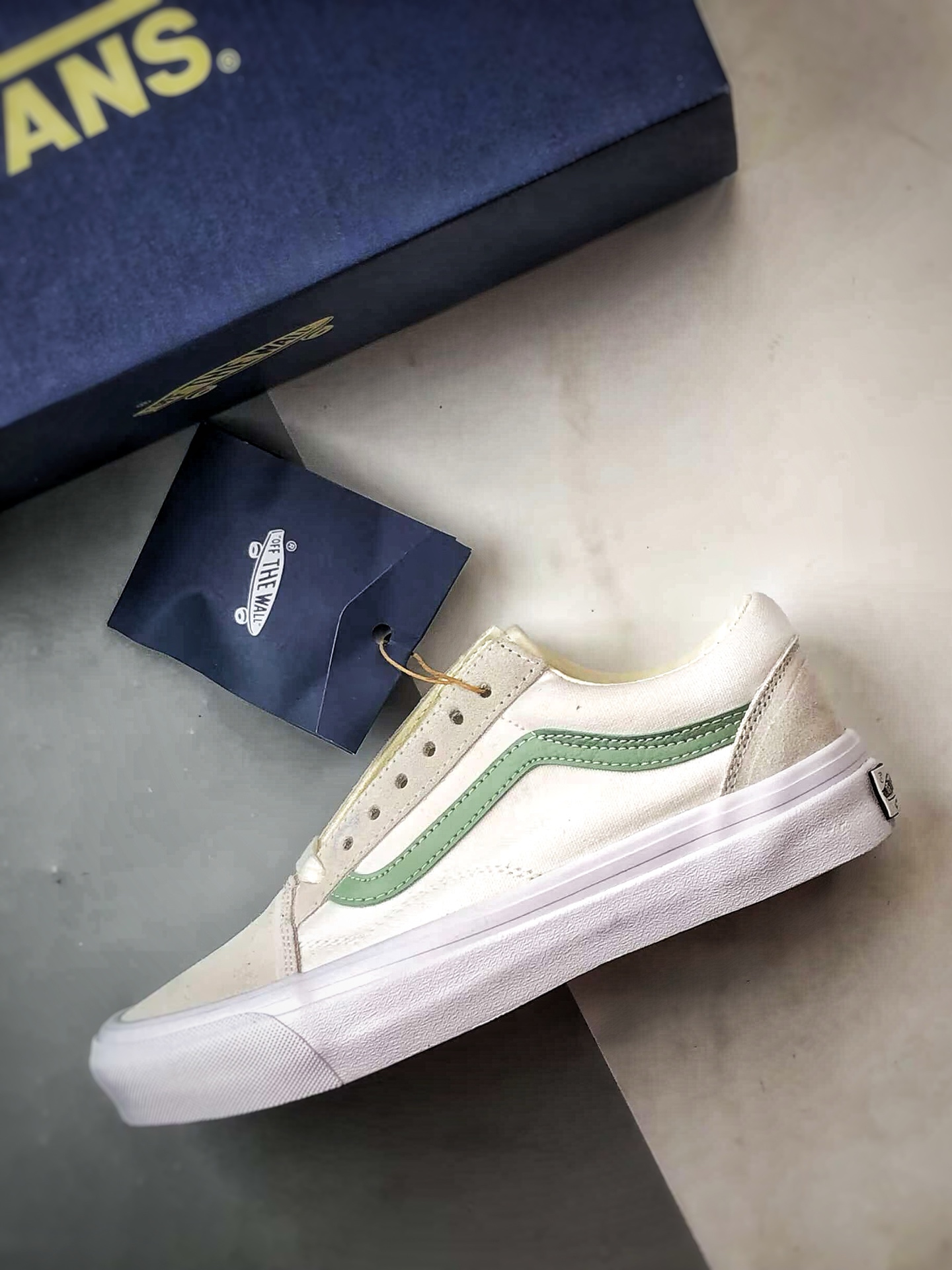 💰130 毒版公司货 【VAN】Vans Premium Old Skool 白绿 万斯官方 全新VPS高阶支线低帮帆布鞋 继承了VANS VAULT OG以及 VANS 安纳海姆的复古属性 完善鞋身结构并提升脚感 从鞋型和贴合度方面重塑鞋款 可抽取活动鞋垫使脚感更舒适 货号:VN000D56ESK 尺码:35 36 36.5 37 38 38.5 39 40 40.5 41 42 42.5 43 44