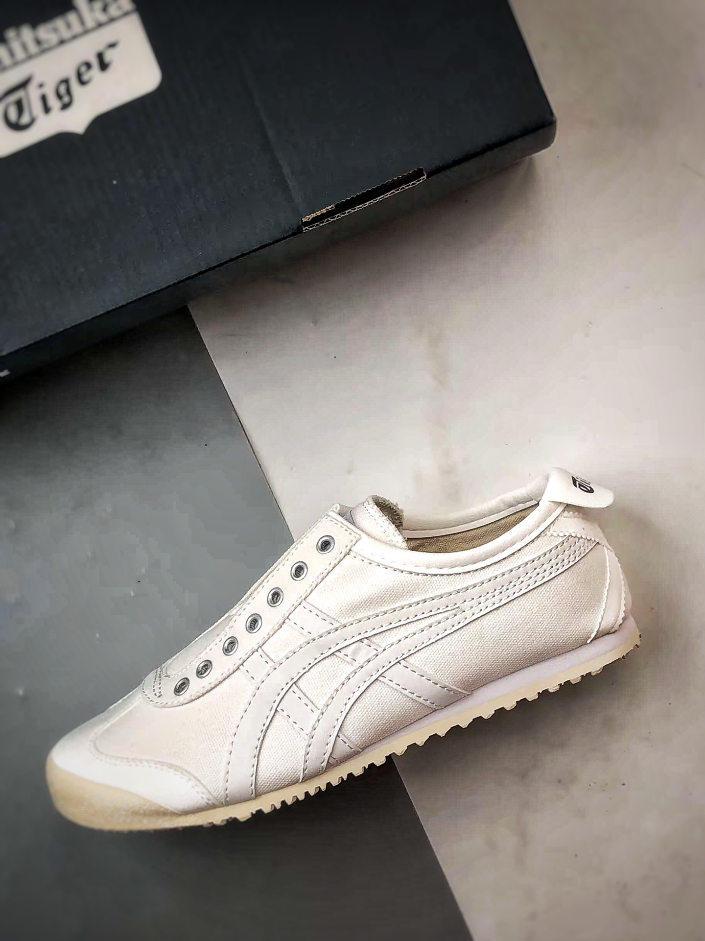 150 Asics 鬼冢虎 Mexico 66 Slip-On 帆布白色 1183C141-100