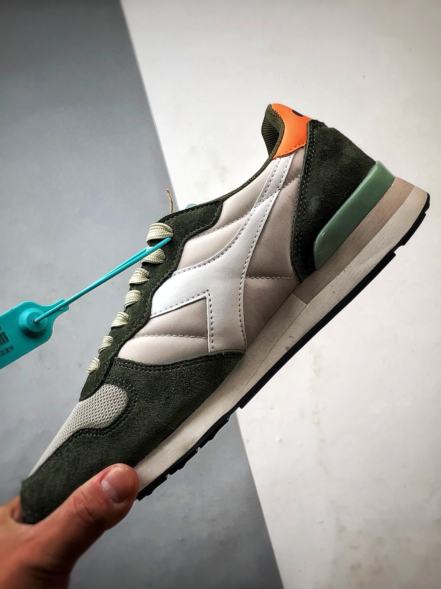 190 Diadora迪亚多纳 Camaro 米绿橙 运动舒适透气低帮复古休闲鞋-Chinese UA Cheap High Quatity Brand Clothes Bags handbags Sneakers wholesale wholesaler seller from China Factory suppliers Fashion Clothing Shoes best Quality Beautiful Price 190 Diadora迪亚多纳 Camaro 米绿橙 运动舒适透气低帮复古休闲鞋