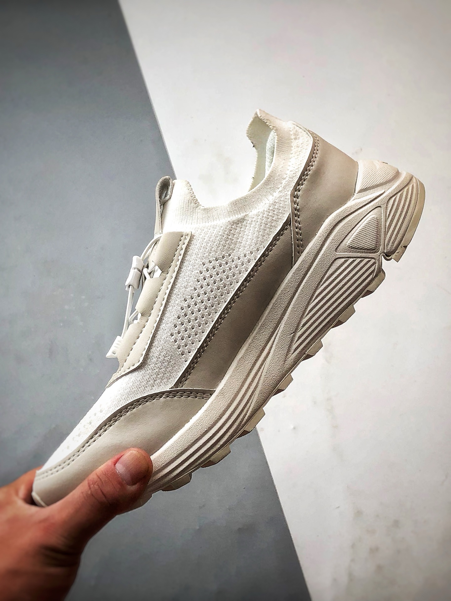 340 DESCENTE迪桑特 DUALIS系列 白色 时尚休闲运动覆盖防水男子越野跑鞋