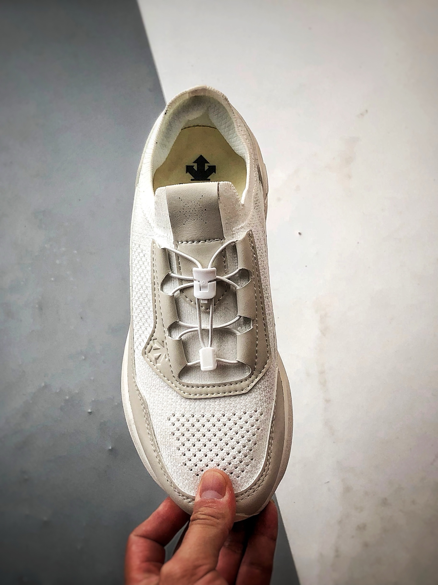 340 DESCENTE迪桑特 DUALIS系列 白色 时尚休闲运动覆盖防水男子越野跑鞋