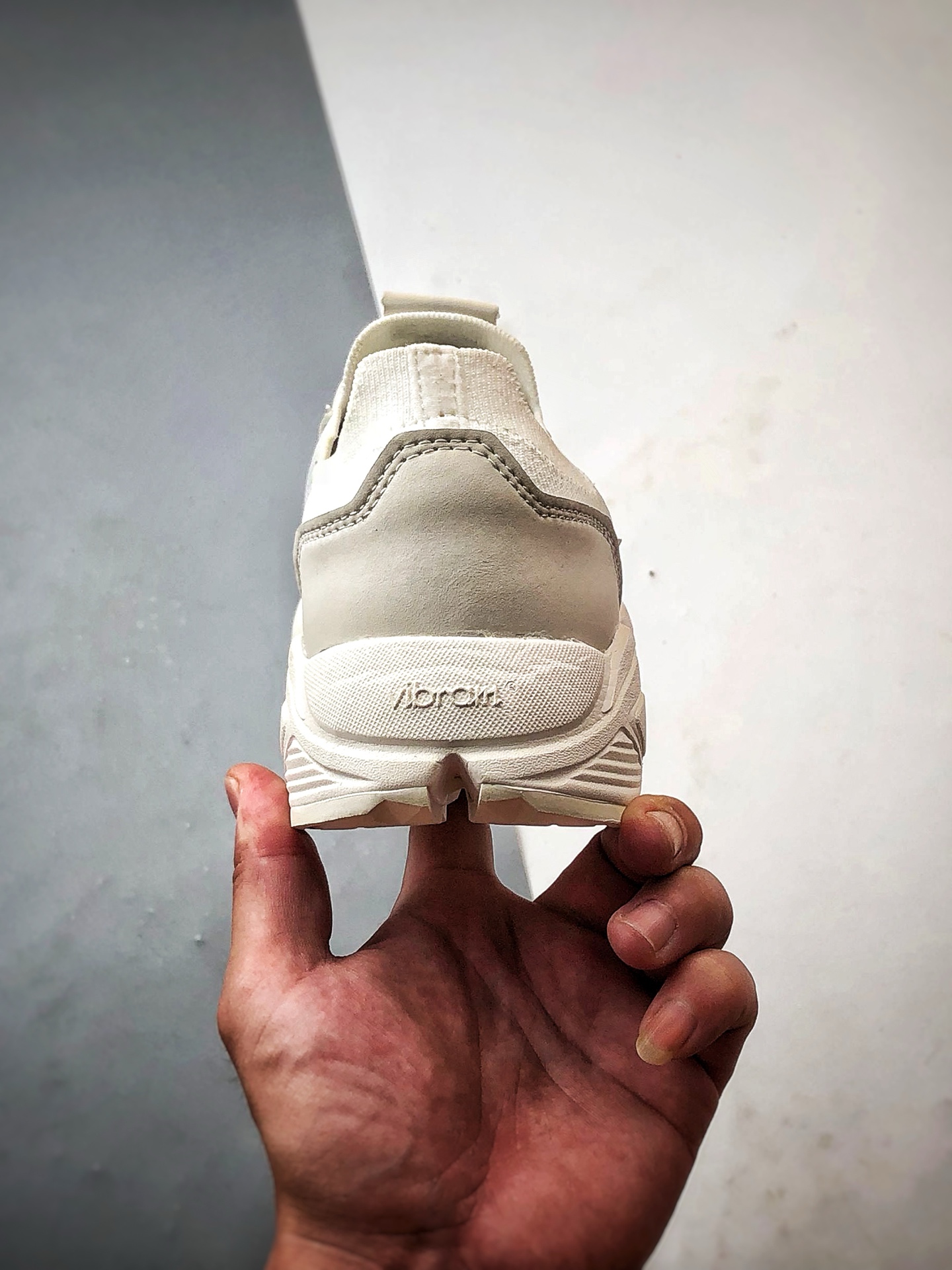 340 DESCENTE迪桑特 DUALIS系列 白色 时尚休闲运动覆盖防水男子越野跑鞋