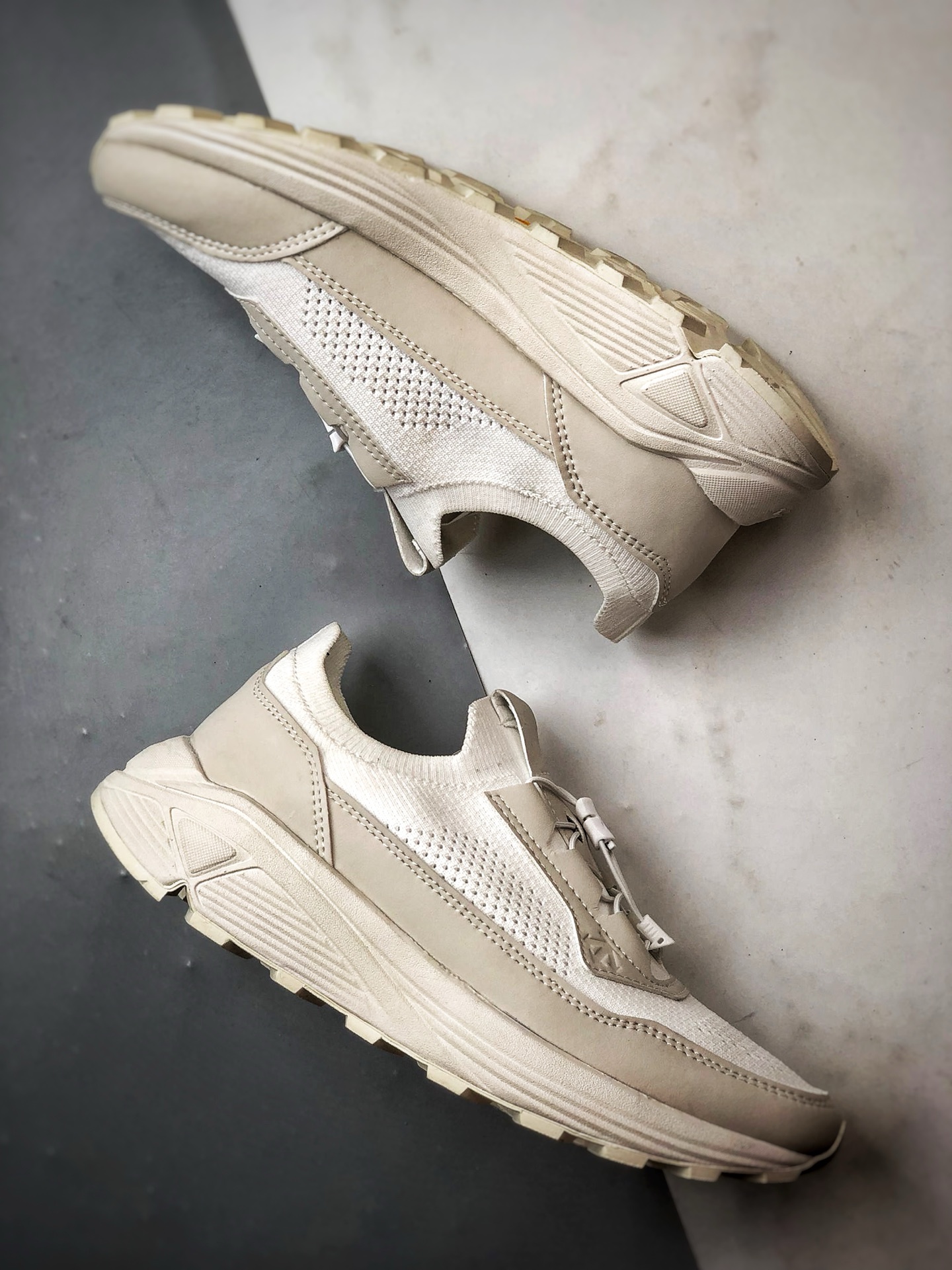 340 DESCENTE迪桑特 DUALIS系列 白色 时尚休闲运动覆盖防水男子越野跑鞋