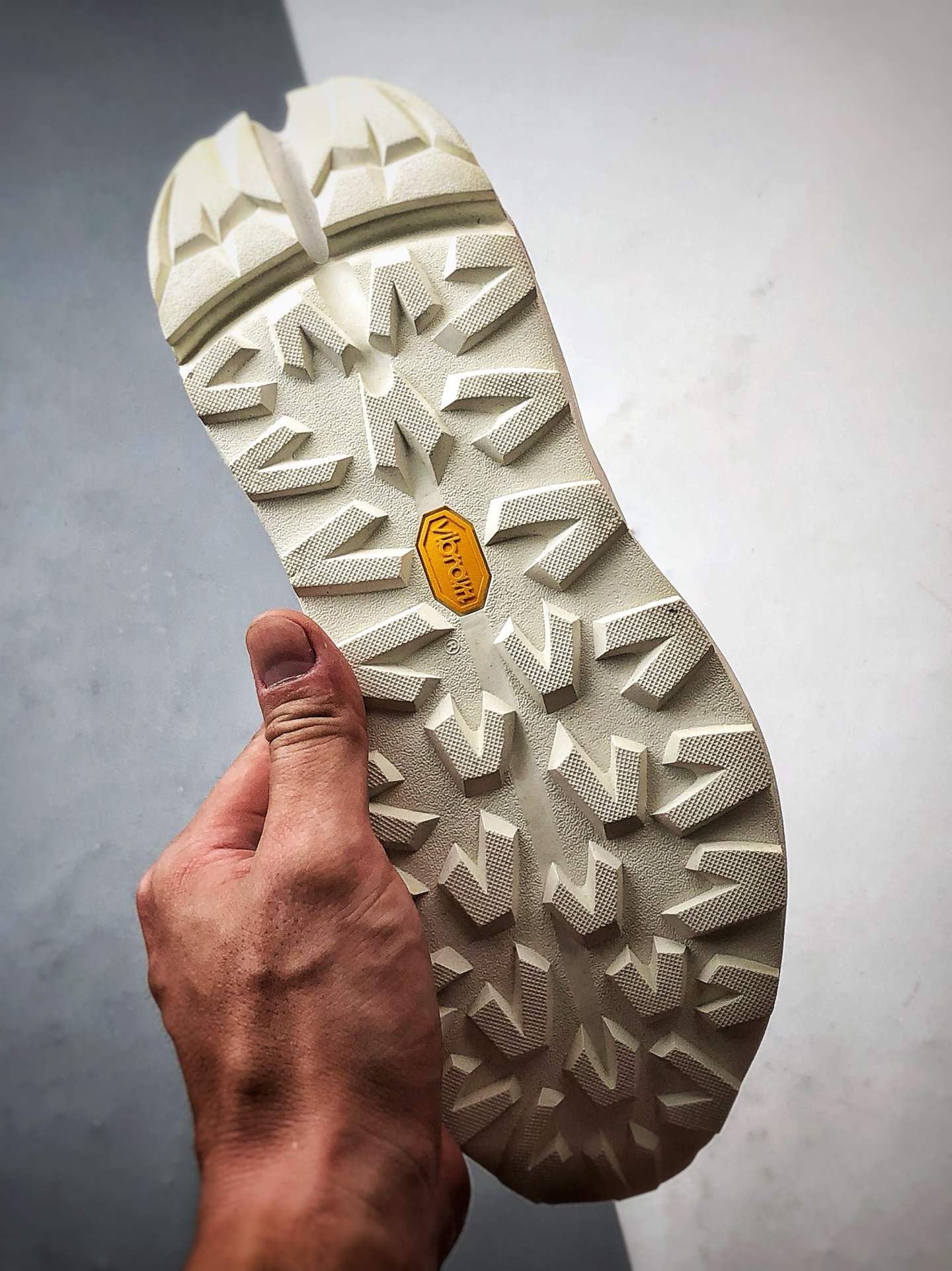 340 DESCENTE迪桑特 DUALIS系列 白色 时尚休闲运动覆盖防水男子越野跑鞋