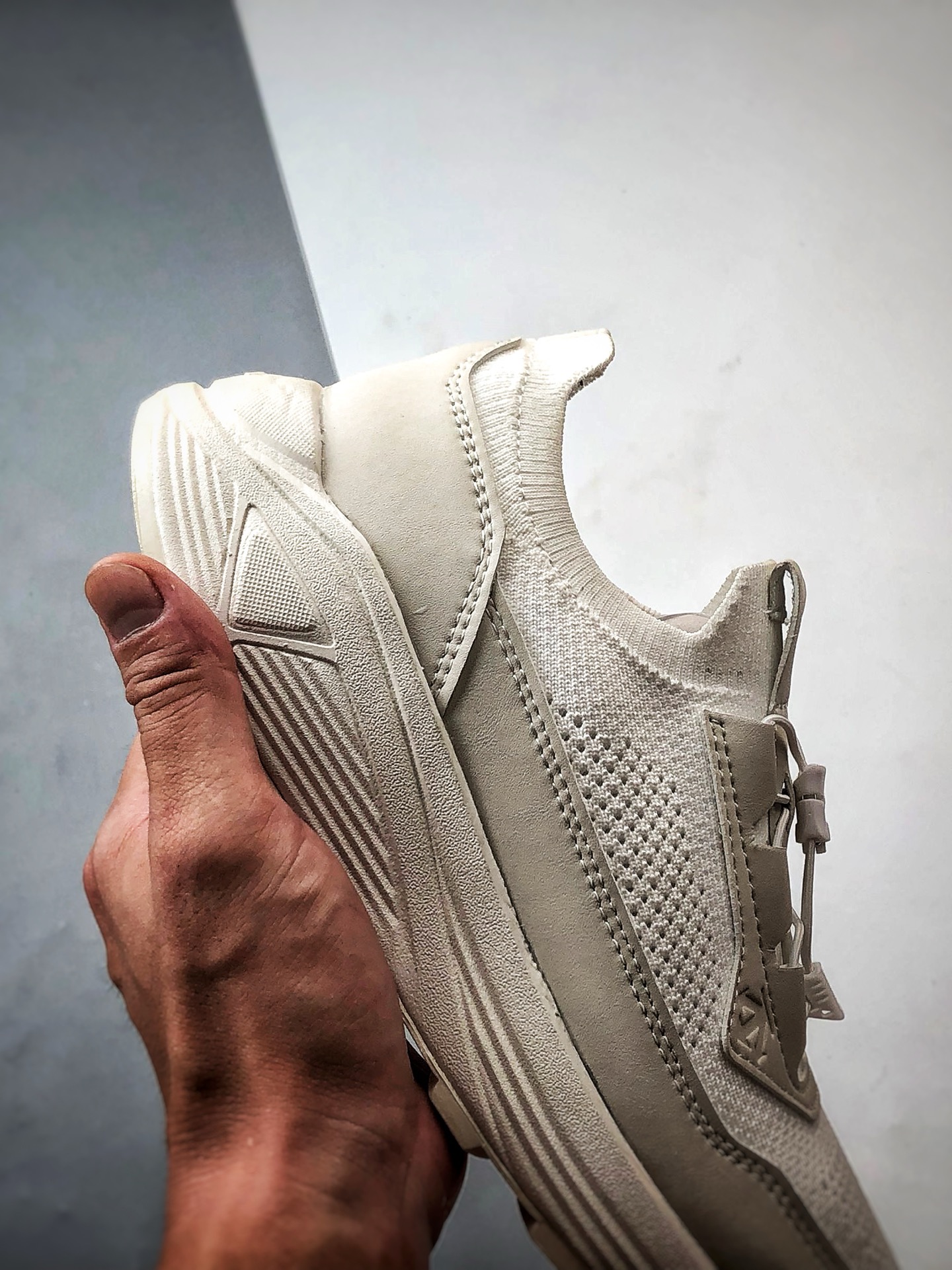 340 DESCENTE迪桑特 DUALIS系列 白色 时尚休闲运动覆盖防水男子越野跑鞋