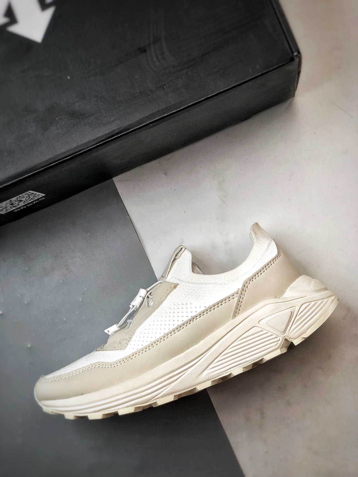 340 DESCENTE迪桑特 DUALIS系列 白色 时尚休闲运动覆盖防水男子越野跑鞋