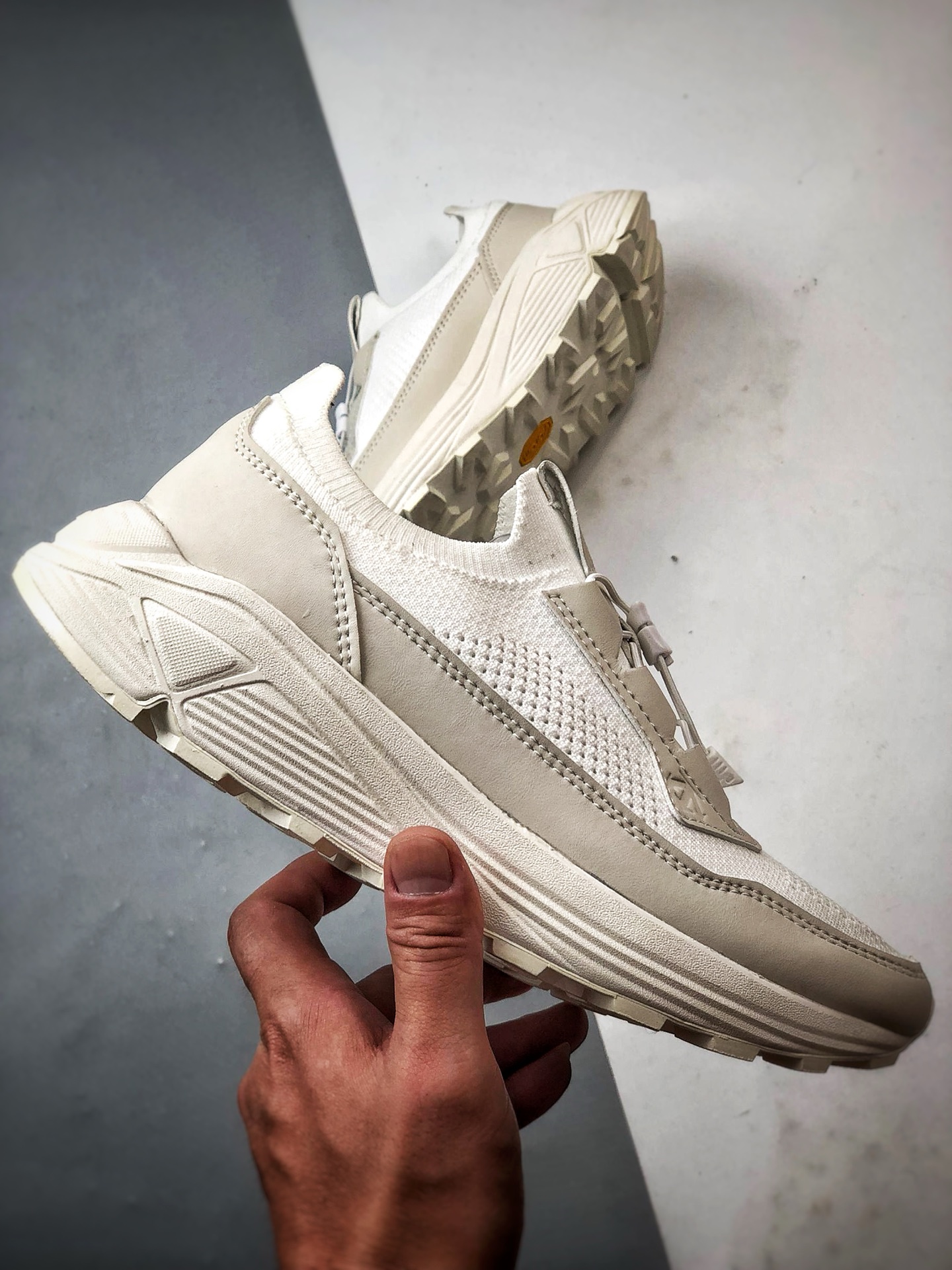 340 DESCENTE迪桑特 DUALIS系列 白色 时尚休闲运动覆盖防水男子越野跑鞋