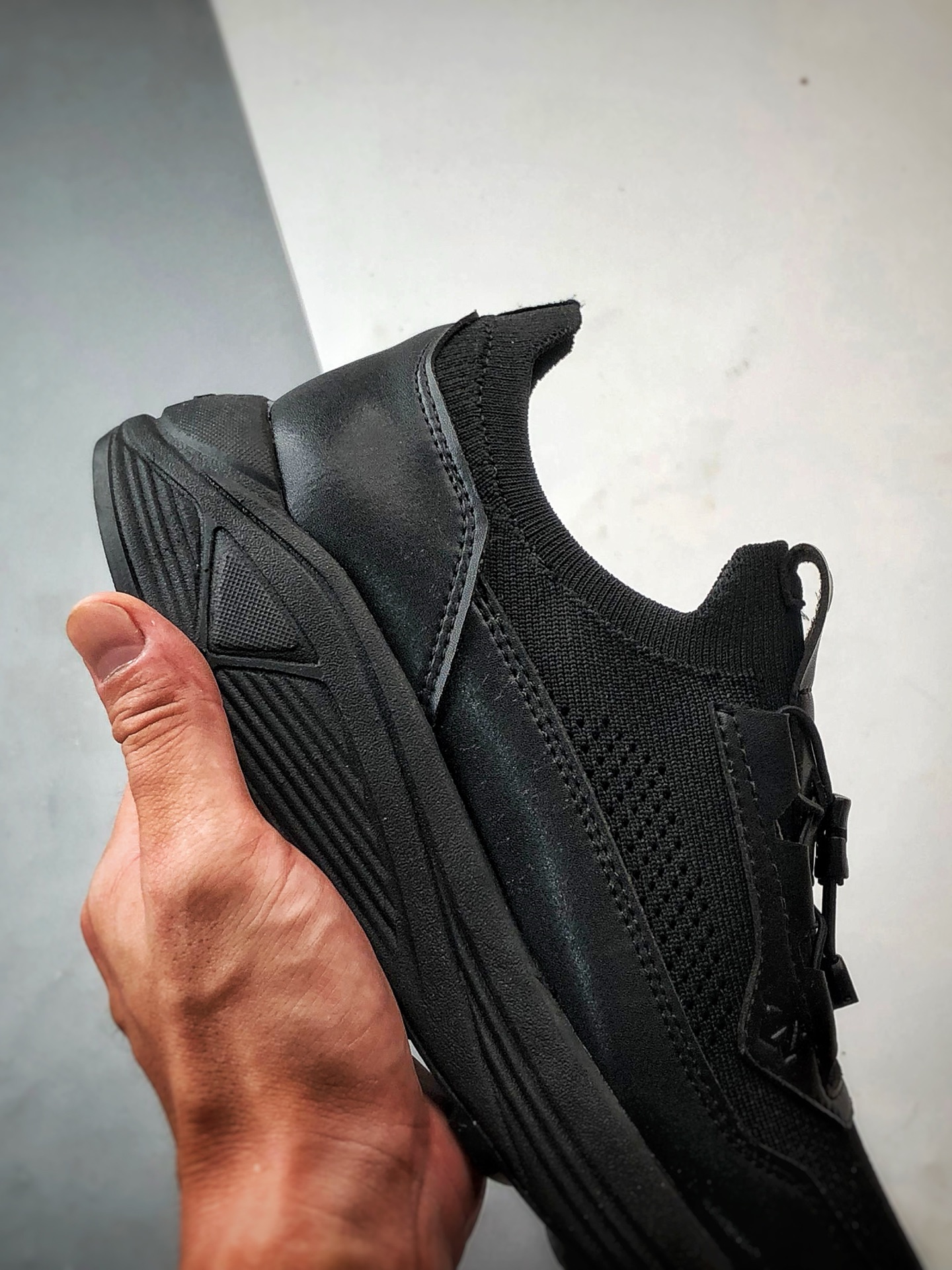 340 DESCENTE迪桑特 DUALIS系列 黑色 时尚休闲运动覆盖防水男子越野跑鞋