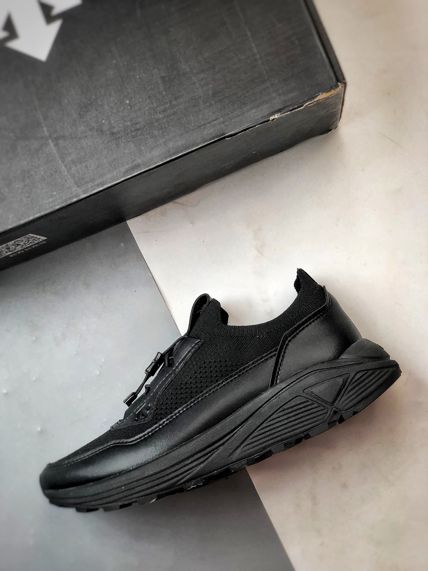 340 DESCENTE迪桑特 DUALIS系列 黑色 时尚休闲运动覆盖防水男子越野跑鞋