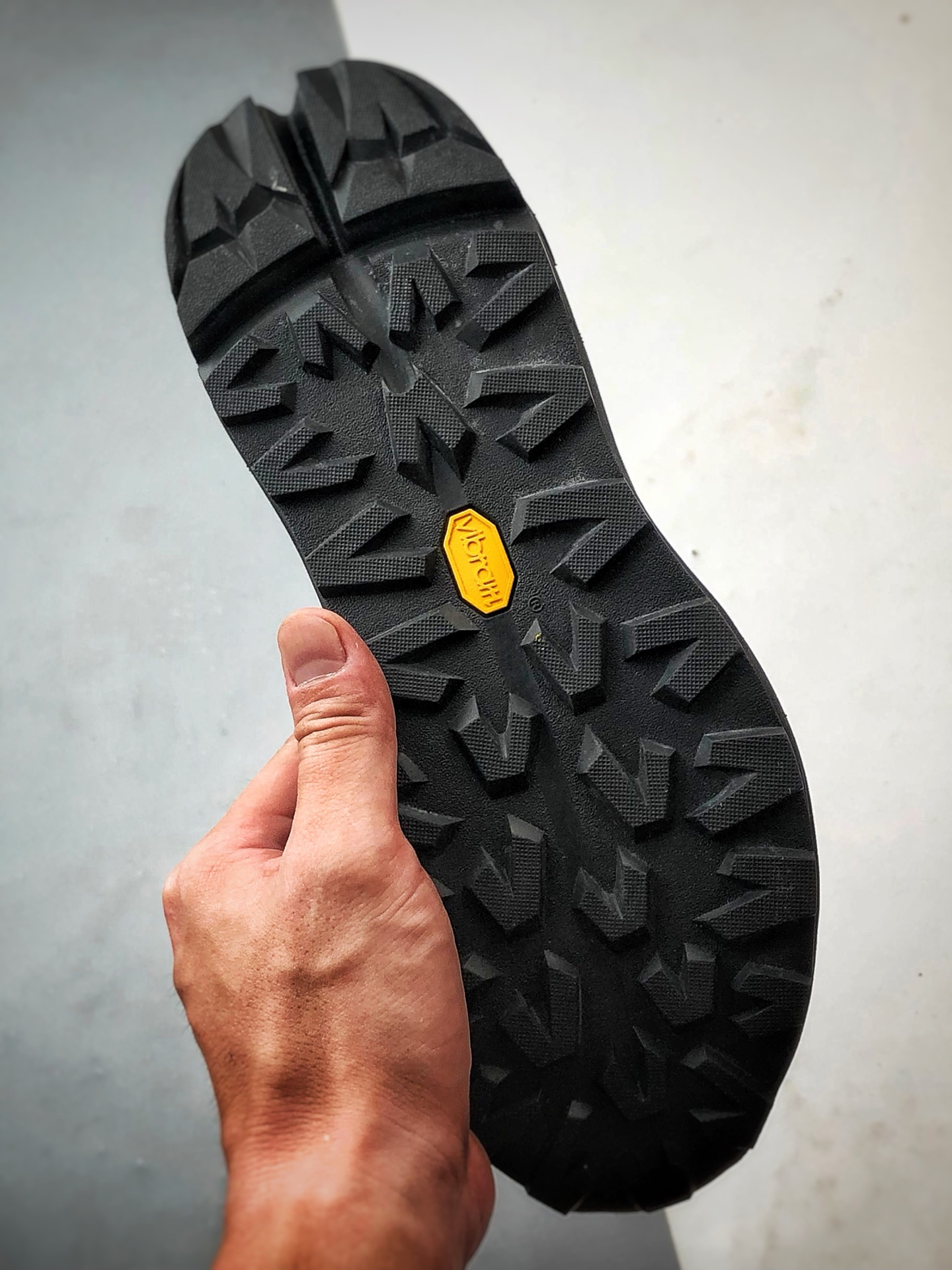 340 DESCENTE迪桑特 DUALIS系列 黑色 时尚休闲运动覆盖防水男子越野跑鞋