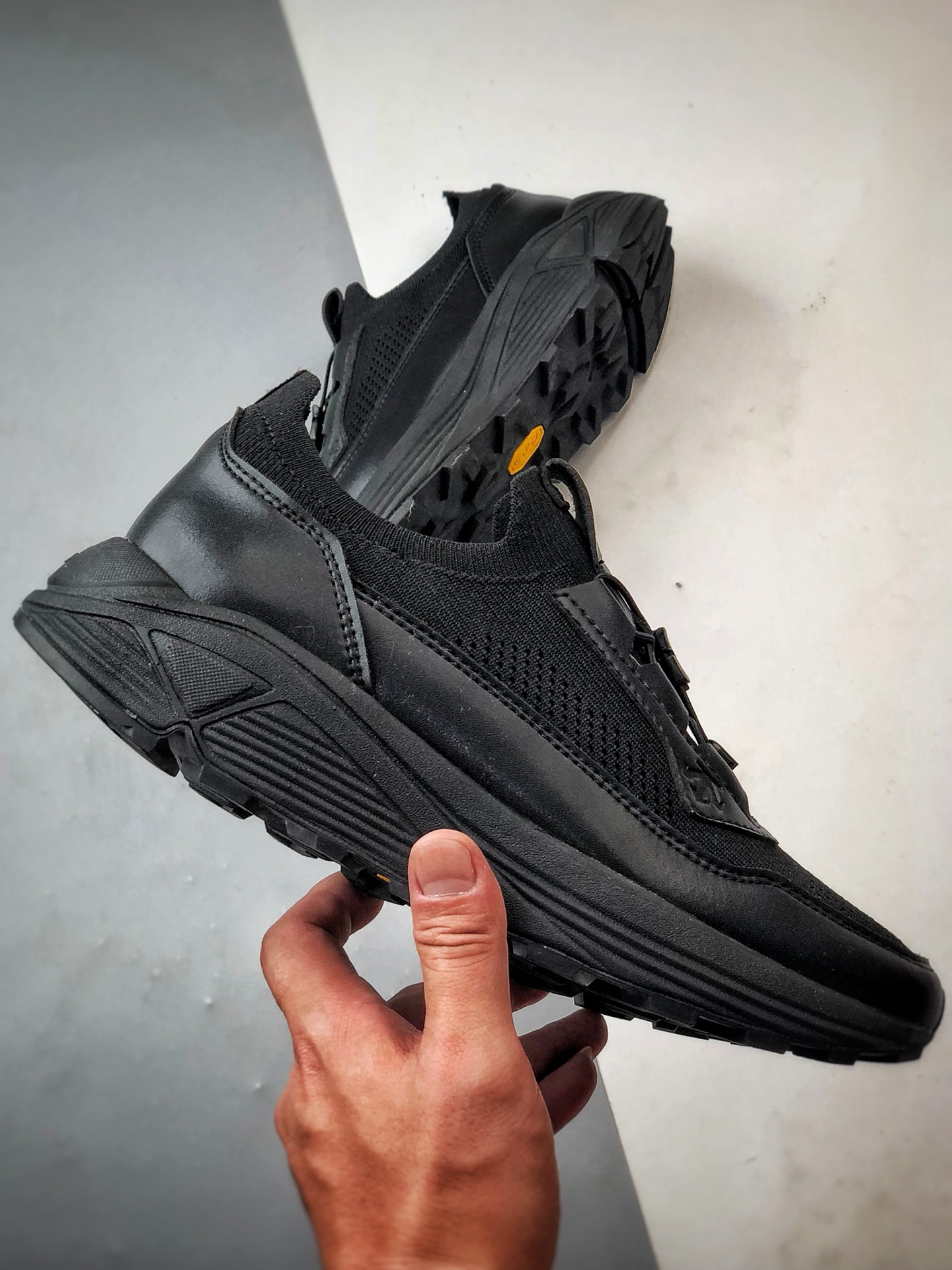 340 DESCENTE迪桑特 DUALIS系列 黑色 时尚休闲运动覆盖防水男子越野跑鞋