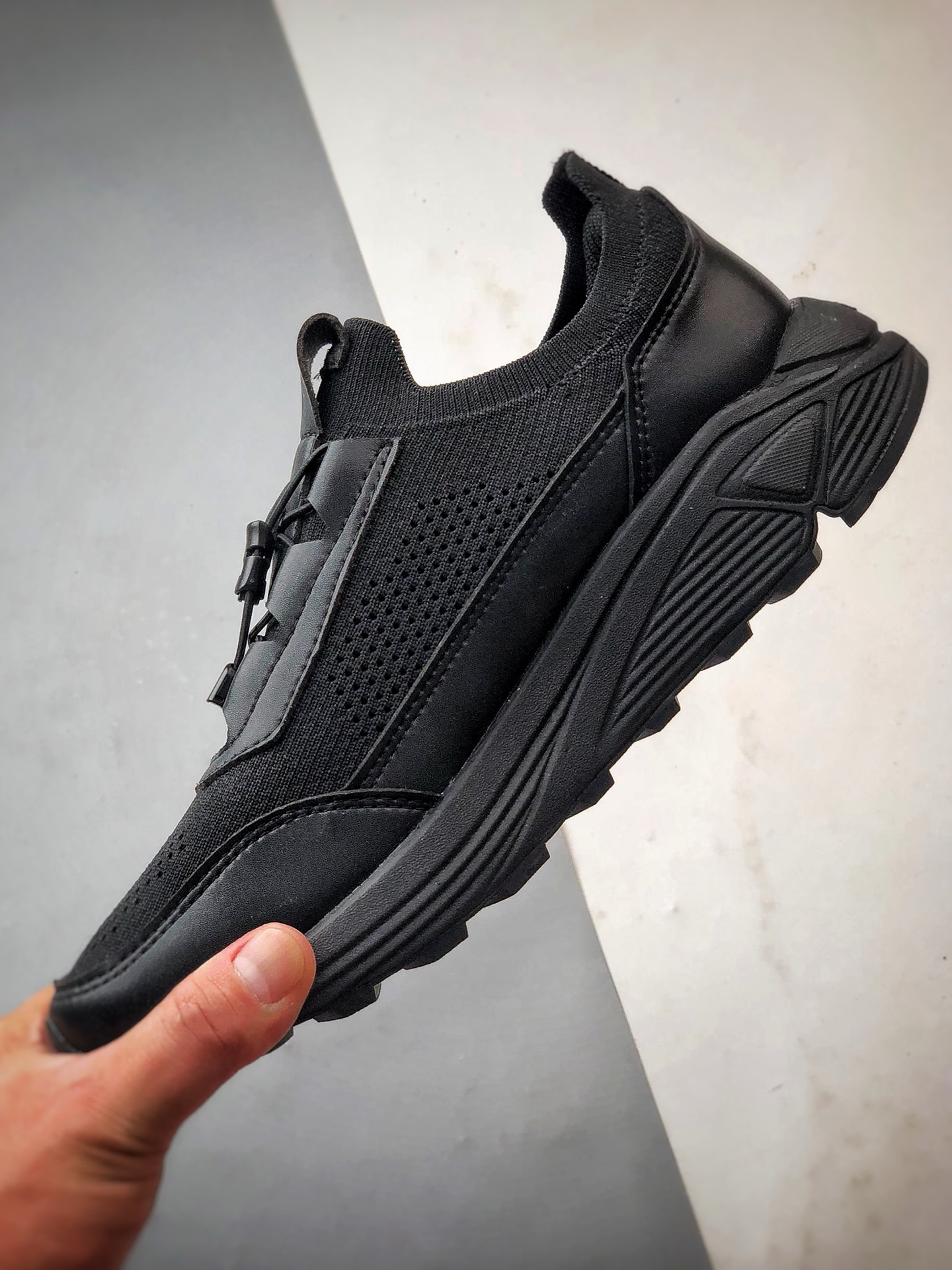 340 DESCENTE迪桑特 DUALIS系列 黑色 时尚休闲运动覆盖防水男子越野跑鞋