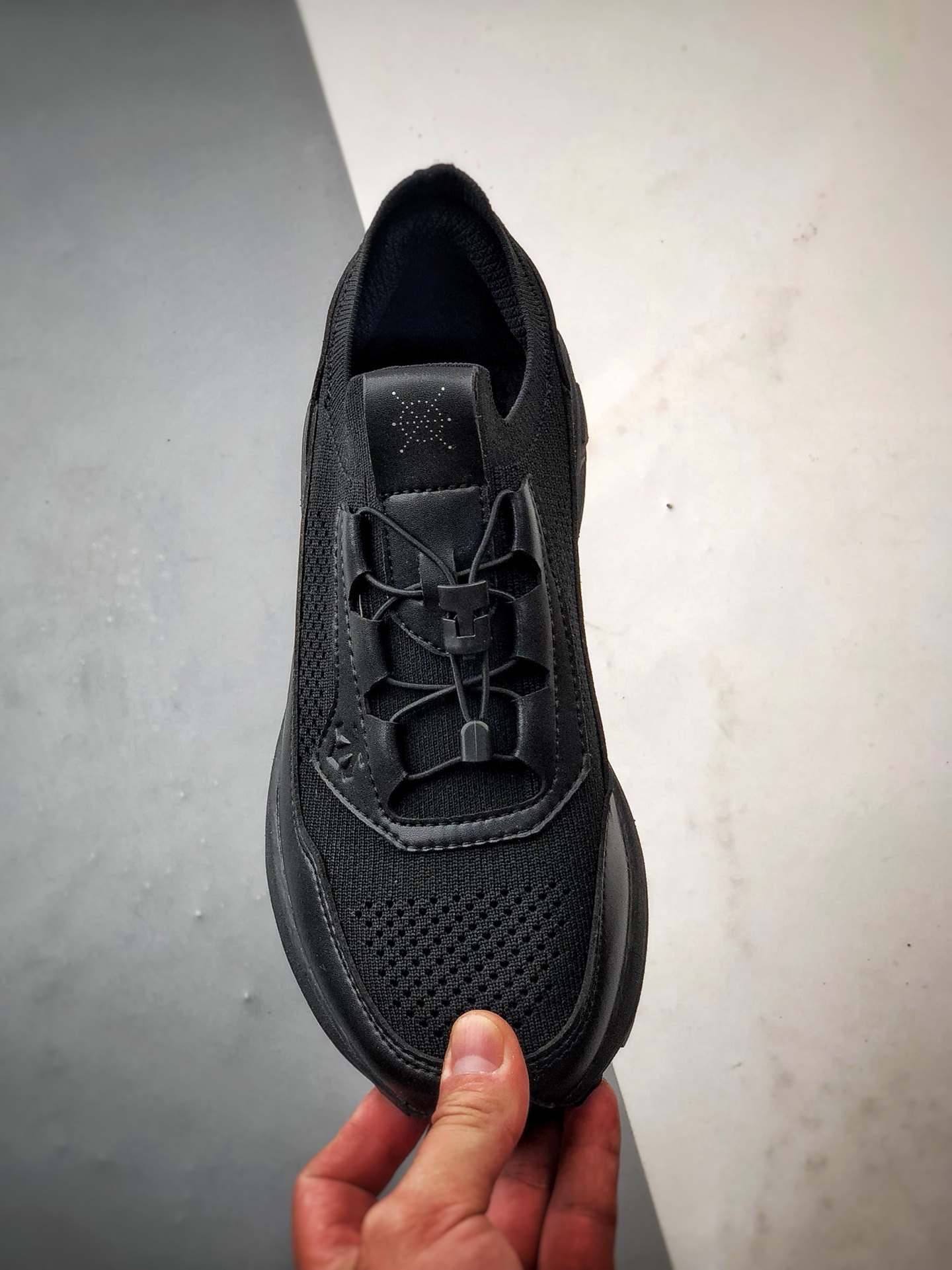 340 DESCENTE迪桑特 DUALIS系列 黑色 时尚休闲运动覆盖防水男子越野跑鞋