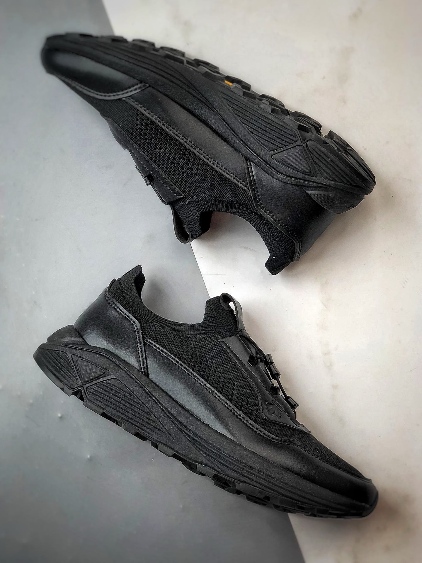 340 DESCENTE迪桑特 DUALIS系列 黑色 时尚休闲运动覆盖防水男子越野跑鞋