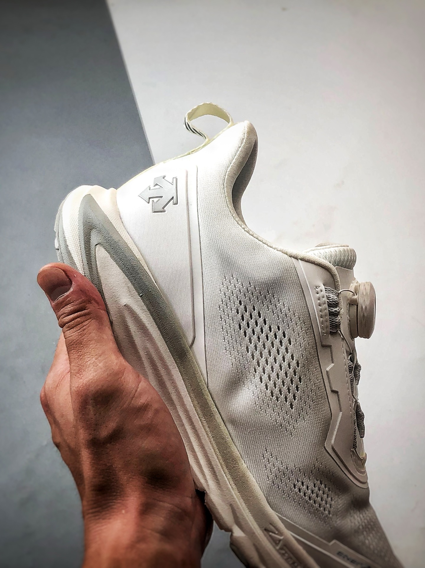 340 DESCENTE迪桑特 EASE AIR WIRE 白色 时尚休闲运动覆盖防水男子越野跑鞋