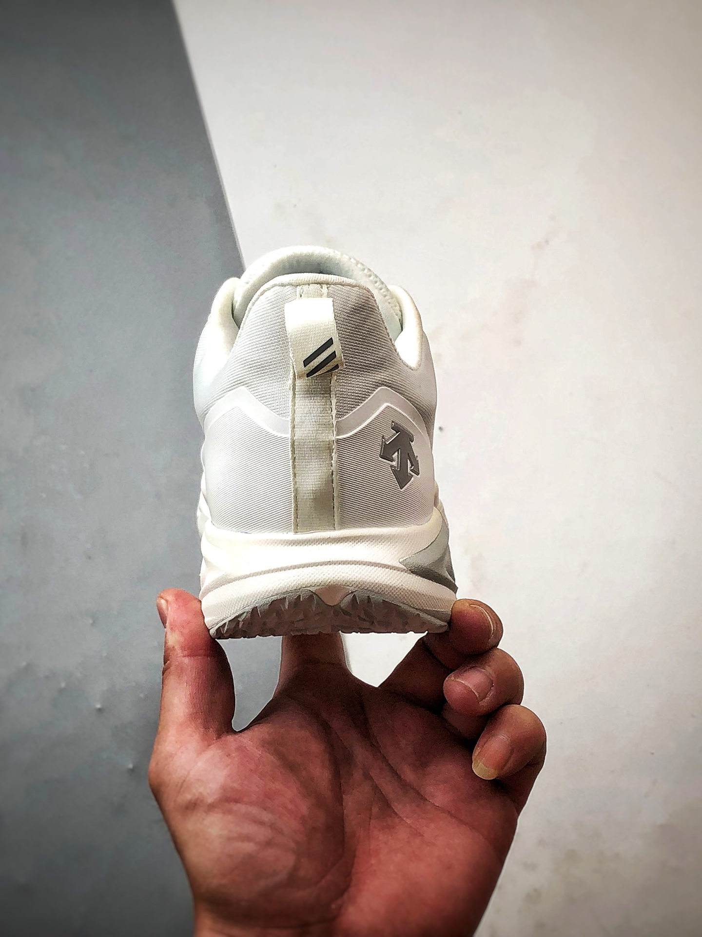 340 DESCENTE迪桑特 EASE AIR WIRE 白色 时尚休闲运动覆盖防水男子越野跑鞋