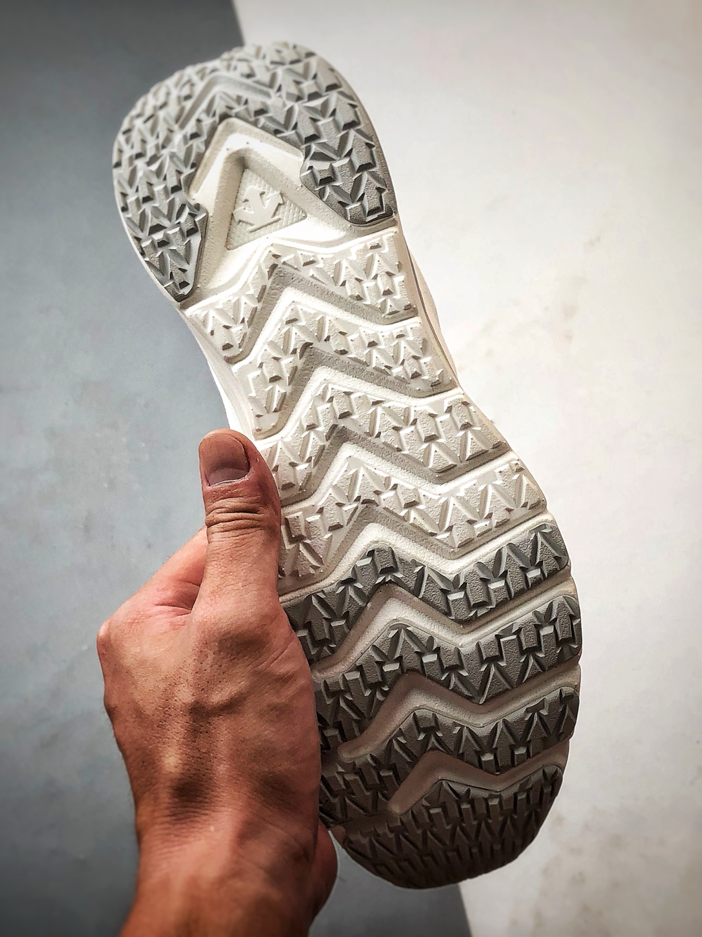 340 DESCENTE迪桑特 EASE AIR WIRE 白色 时尚休闲运动覆盖防水男子越野跑鞋