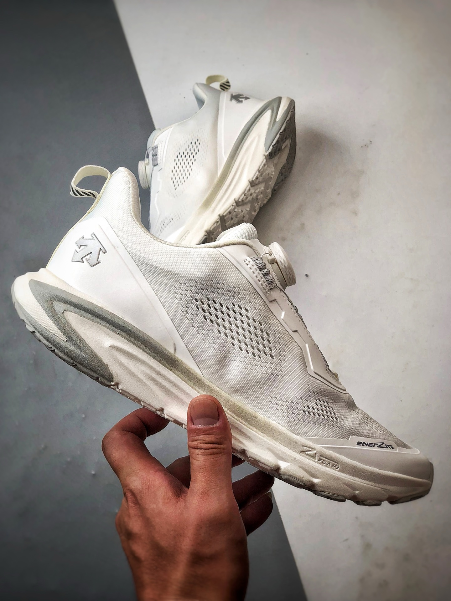 340 DESCENTE迪桑特 EASE AIR WIRE 白色 时尚休闲运动覆盖防水男子越野跑鞋