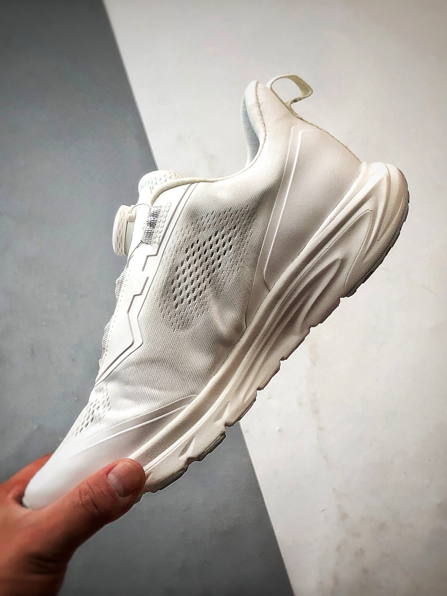 340 DESCENTE迪桑特 EASE AIR WIRE 白色 时尚休闲运动覆盖防水男子越野跑鞋