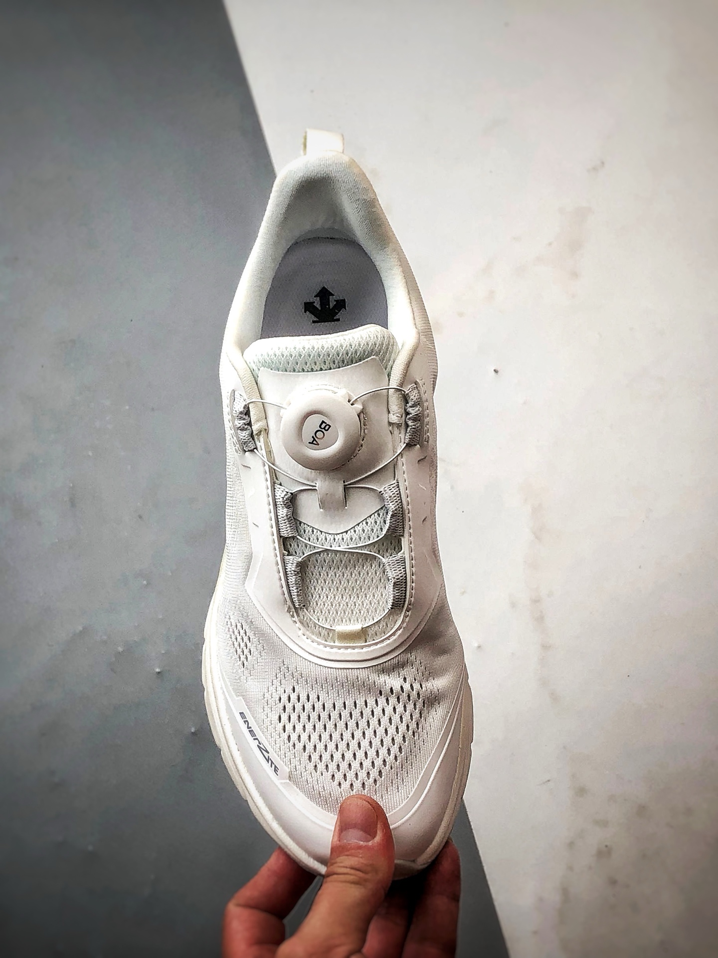 340 DESCENTE迪桑特 EASE AIR WIRE 白色 时尚休闲运动覆盖防水男子越野跑鞋