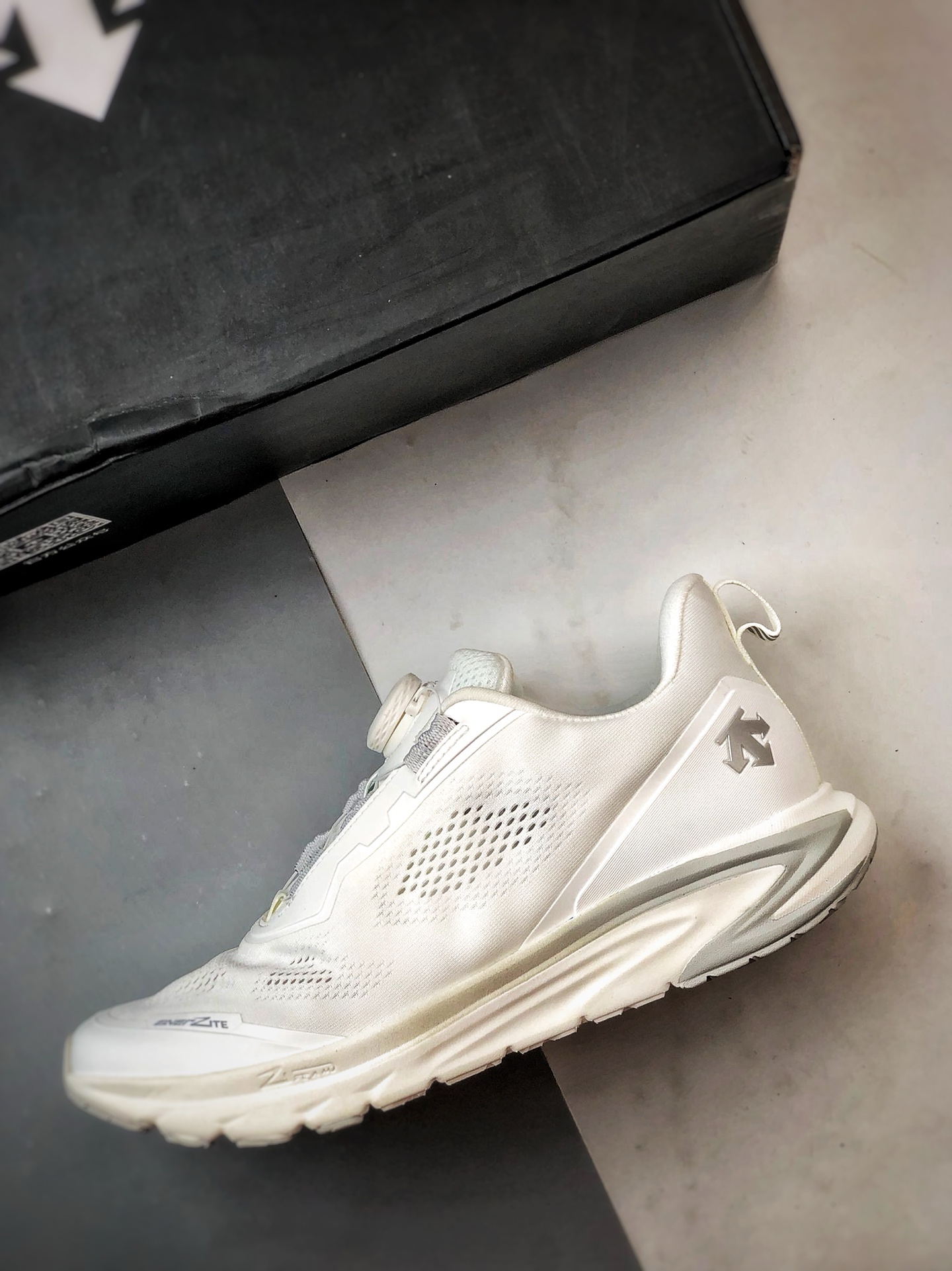 340 DESCENTE迪桑特 EASE AIR WIRE 白色 时尚休闲运动覆盖防水男子越野跑鞋