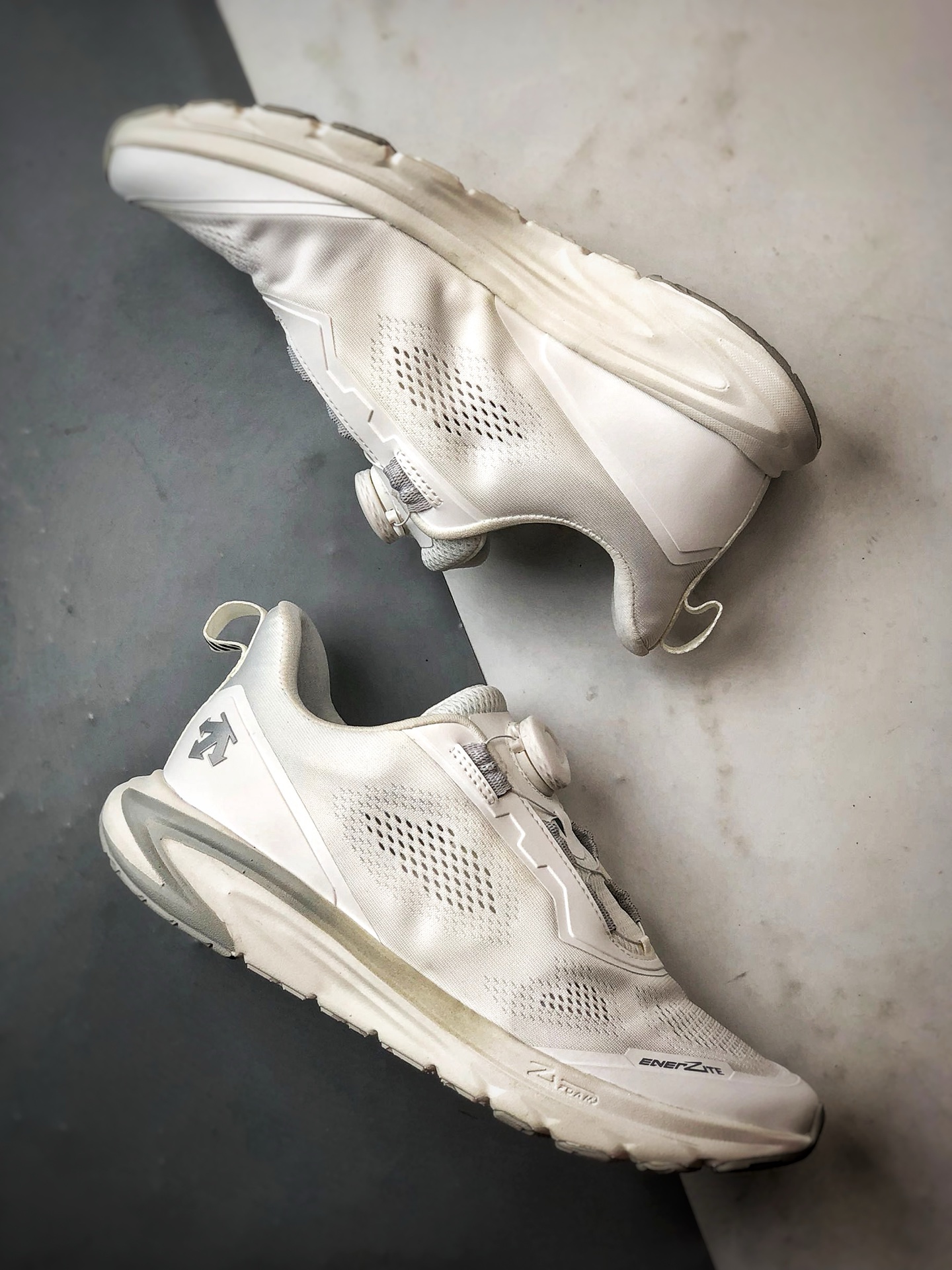 340 DESCENTE迪桑特 EASE AIR WIRE 白色 时尚休闲运动覆盖防水男子越野跑鞋