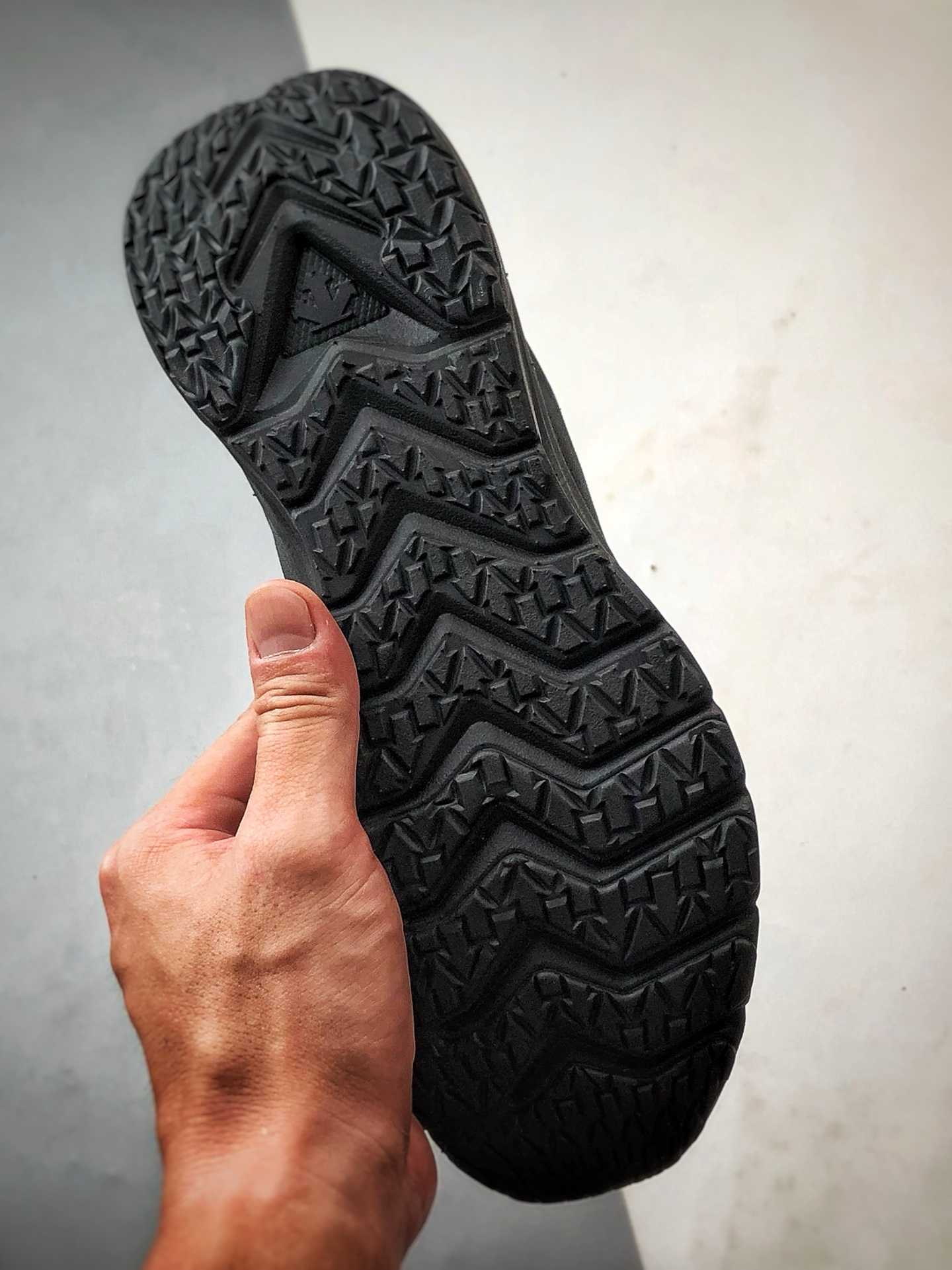 340 DESCENTE迪桑特 EASE AIR WIRE 黑色 时尚休闲运动覆盖防水男子越野跑鞋