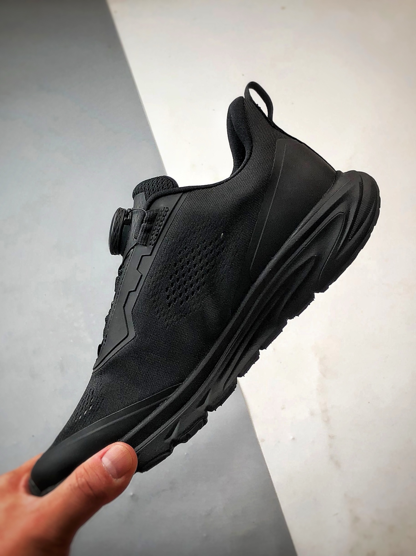 340 DESCENTE迪桑特 EASE AIR WIRE 黑色 时尚休闲运动覆盖防水男子越野跑鞋