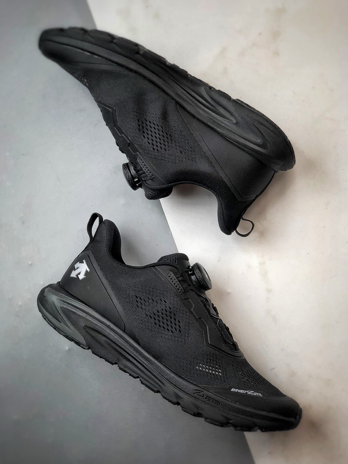 340 DESCENTE迪桑特 EASE AIR WIRE 黑色 时尚休闲运动覆盖防水男子越野跑鞋