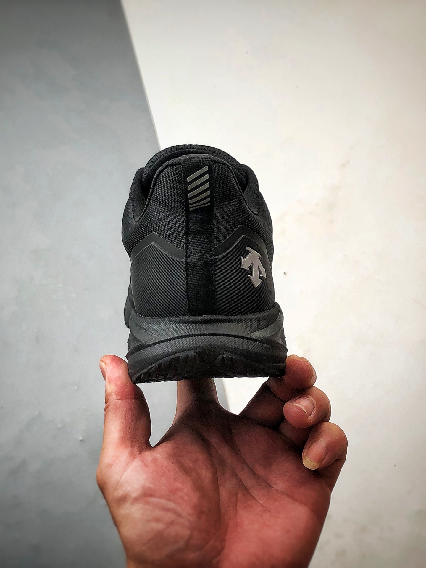 340 DESCENTE迪桑特 EASE AIR WIRE 黑色 时尚休闲运动覆盖防水男子越野跑鞋