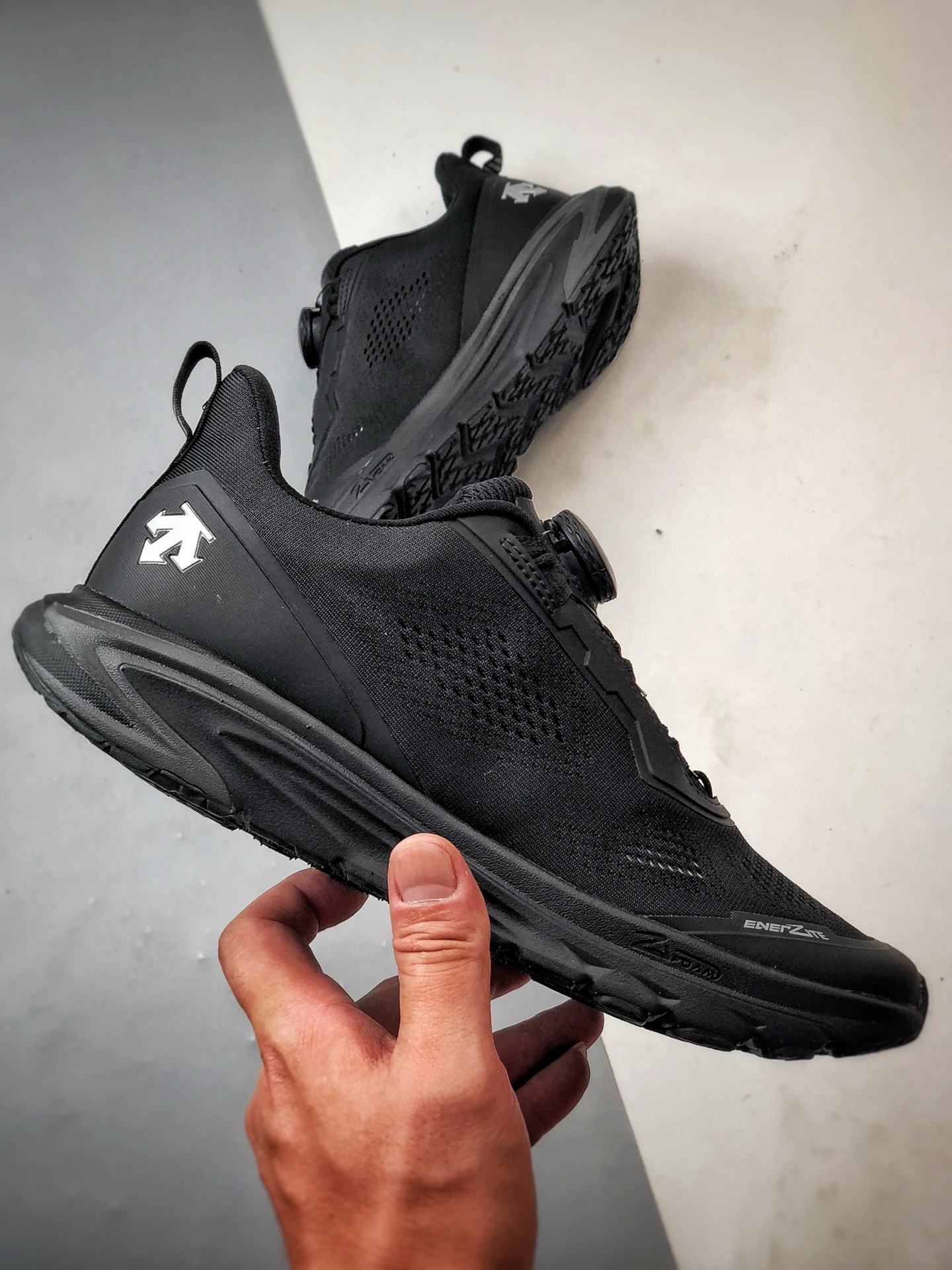 340 DESCENTE迪桑特 EASE AIR WIRE 黑色 时尚休闲运动覆盖防水男子越野跑鞋