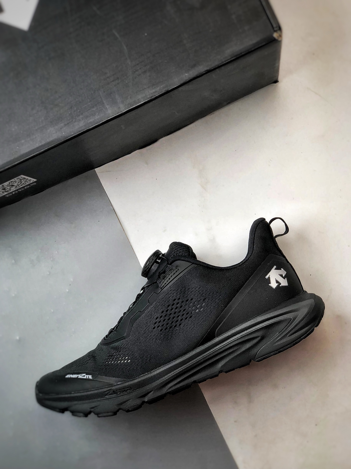 340 DESCENTE迪桑特 EASE AIR WIRE 黑色 时尚休闲运动覆盖防水男子越野跑鞋