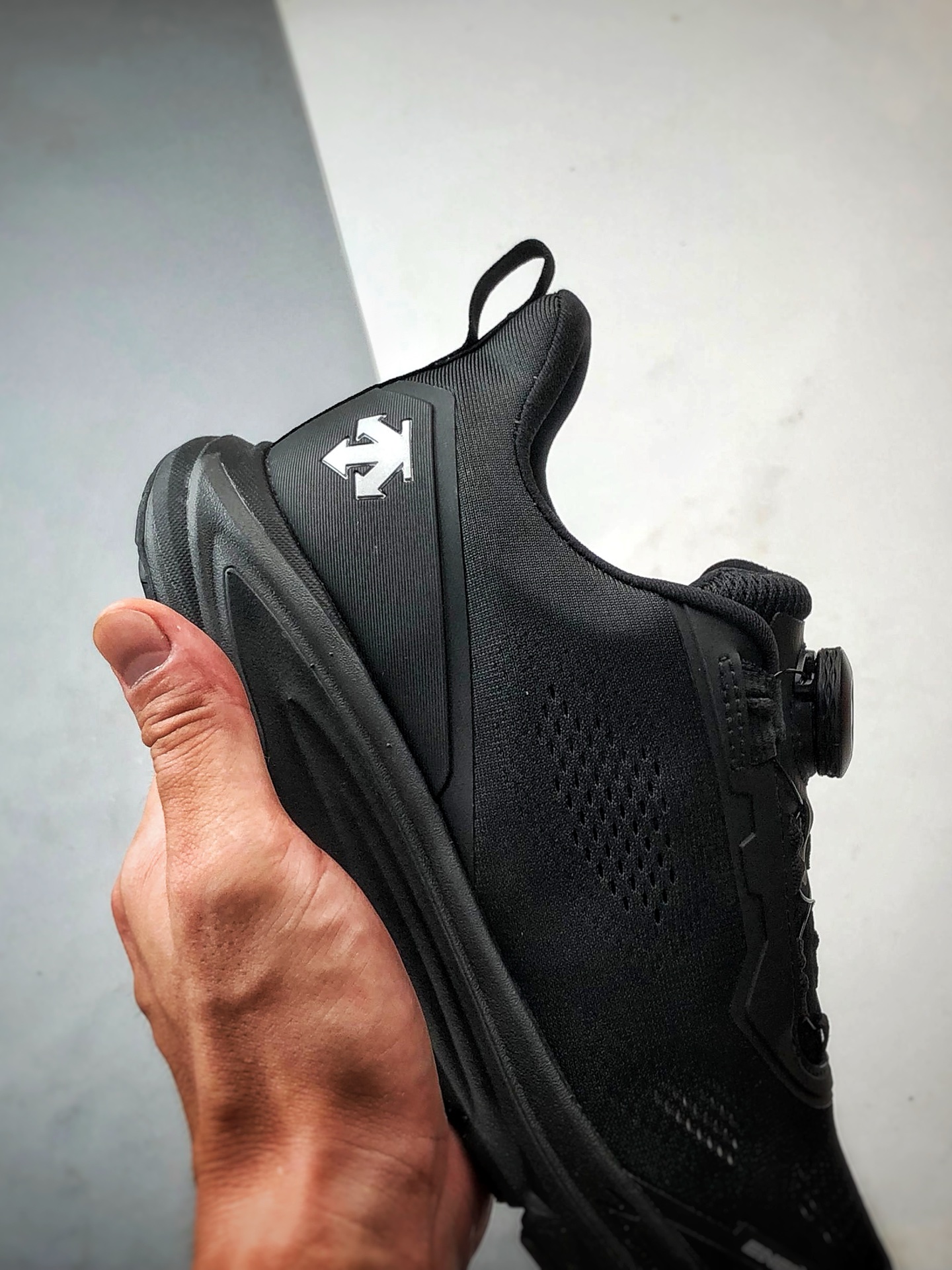 340 DESCENTE迪桑特 EASE AIR WIRE 黑色 时尚休闲运动覆盖防水男子越野跑鞋