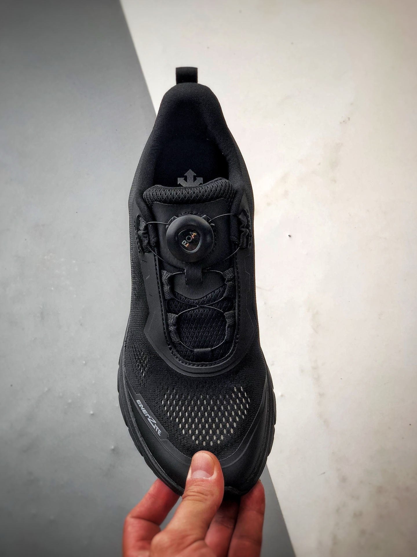 340 DESCENTE迪桑特 EASE AIR WIRE 黑色 时尚休闲运动覆盖防水男子越野跑鞋