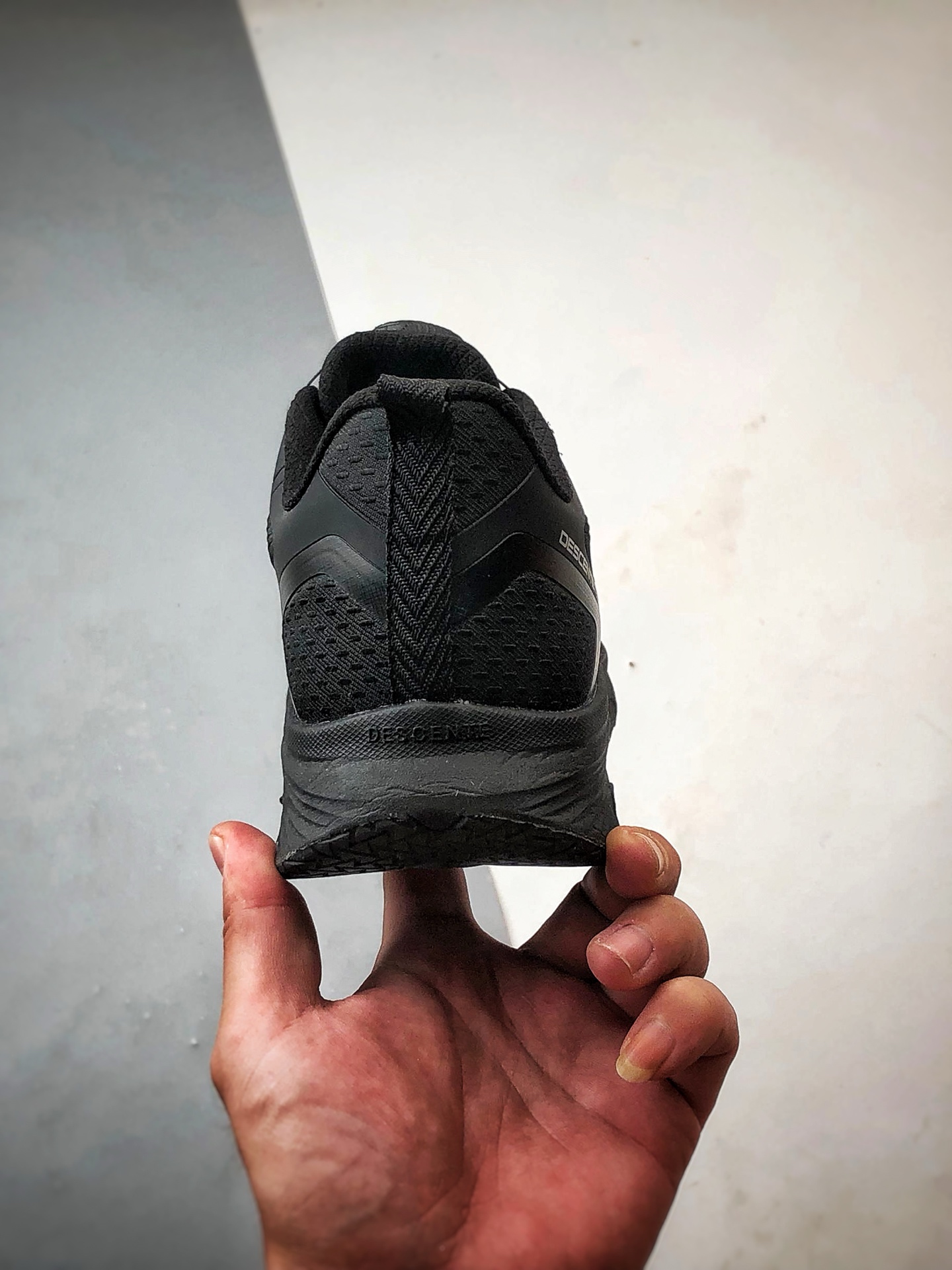 340 DESCENTE迪桑特 RUNNING 黑色 时尚休闲运动覆盖防水男子越野跑鞋-Chinese UA Cheap High Quatity Brand Clothes Bags handbags Sneakers wholesale wholesaler seller from China Factory suppliers Fashion Clothing Shoes best Quality Beautiful Price 340 DESCENTE迪桑特 RUNNING 黑色 时尚休闲运动覆盖防水男子越野跑鞋