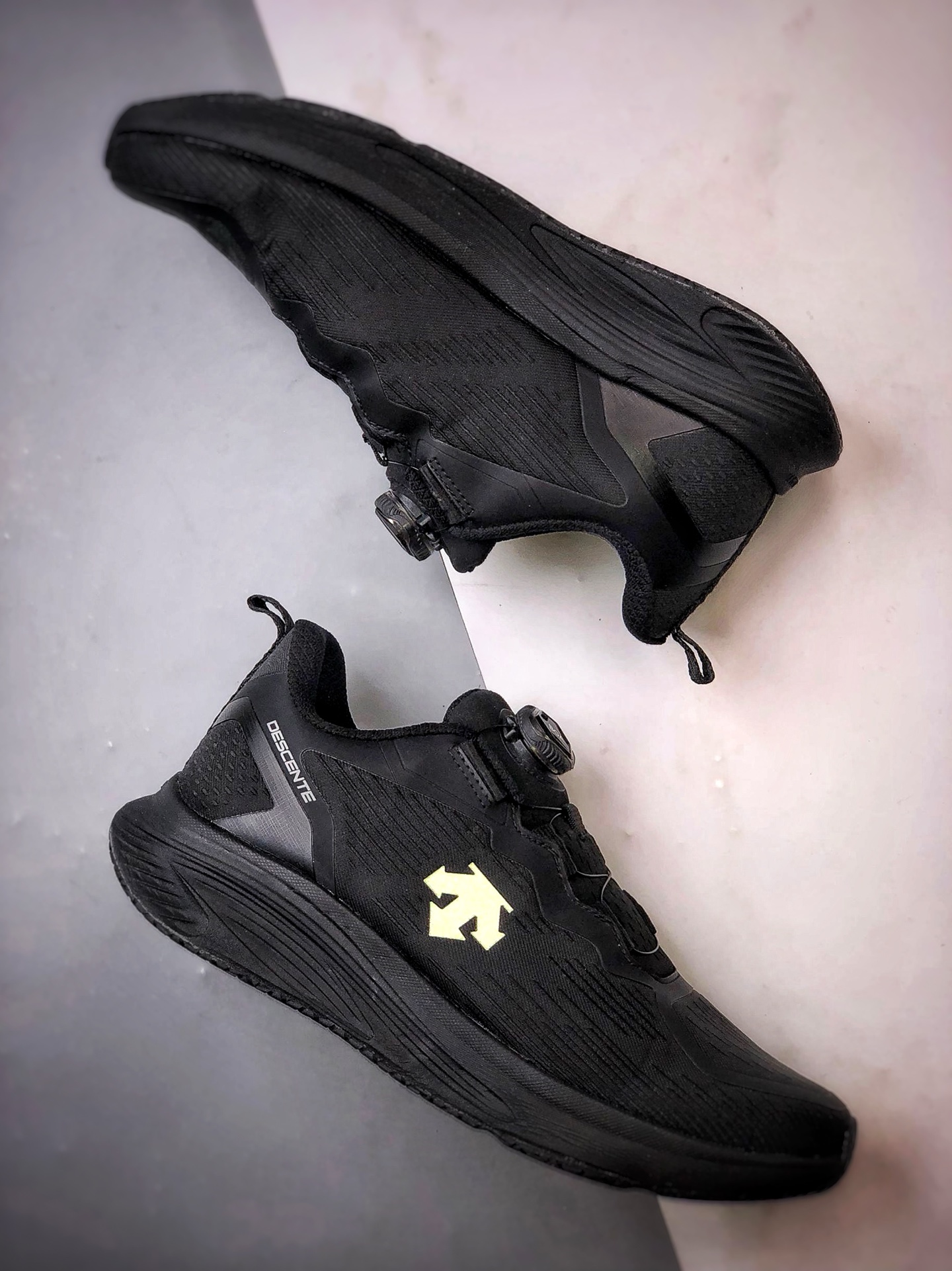 340 DESCENTE迪桑特 RUNNING 黑色 时尚休闲运动覆盖防水男子越野跑鞋-Chinese UA Cheap High Quatity Brand Clothes Bags handbags Sneakers wholesale wholesaler seller from China Factory suppliers Fashion Clothing Shoes best Quality Beautiful Price 340 DESCENTE迪桑特 RUNNING 黑色 时尚休闲运动覆盖防水男子越野跑鞋