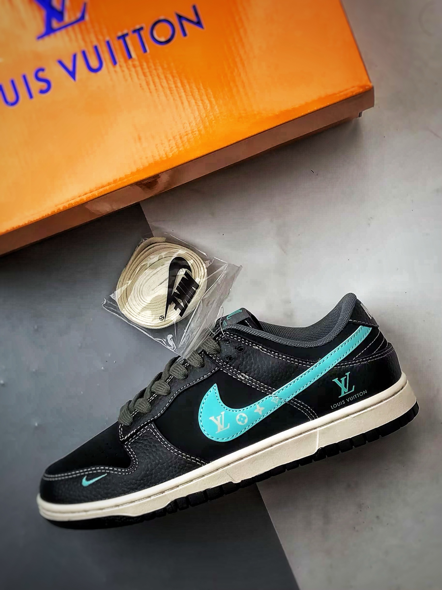 NK Dunk Low Retro ”DIY高端定制” LV黑蓝钩 低帮休闲运动板鞋 JP1648-033-莆田鞋,莆田鞋货源,高仿鞋,高仿鞋货源,安福档口,莆田高仿鞋,莆田鞋批发,高仿鞋批发,莆田高仿运动鞋,高仿运动鞋,莆田运动鞋 NK Dunk Low Retro ”DIY高端定制” LV黑蓝钩 低帮休闲运动板鞋 JP1648-033