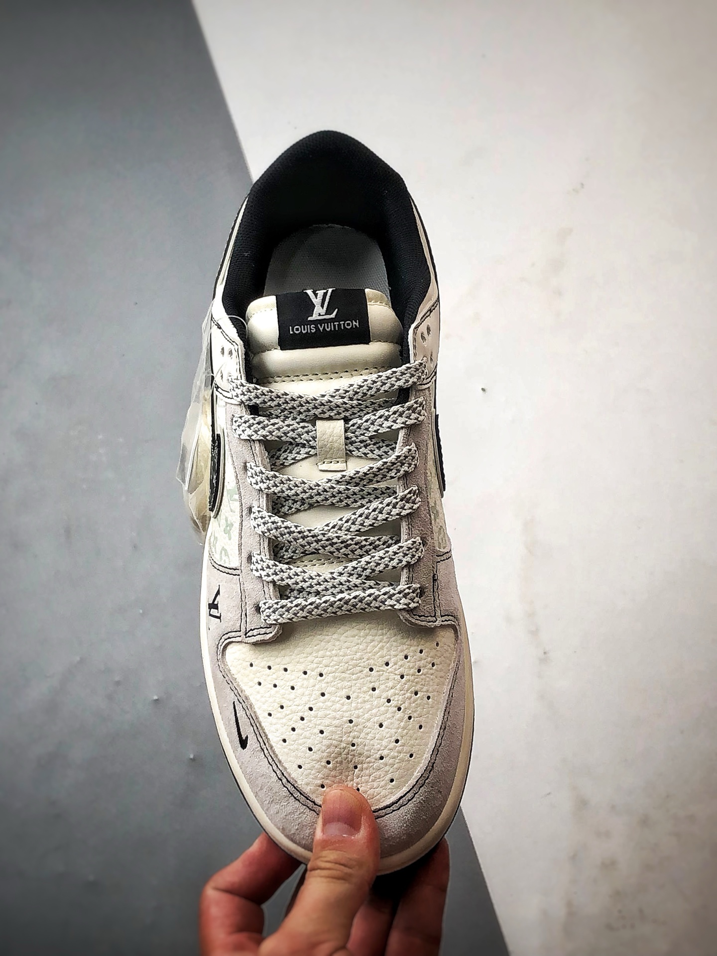 Air Jordan 1 Low OG ”高端定制” LV白灰黑印花钩 YX5066-365-莆田鞋,莆田鞋货源,高仿鞋,高仿鞋货源,安福档口,莆田高仿鞋,莆田鞋批发,高仿鞋批发,莆田高仿运动鞋,高仿运动鞋,莆田运动鞋 Air Jordan 1 Low OG ”高端定制” LV白灰黑印花钩 YX5066-365